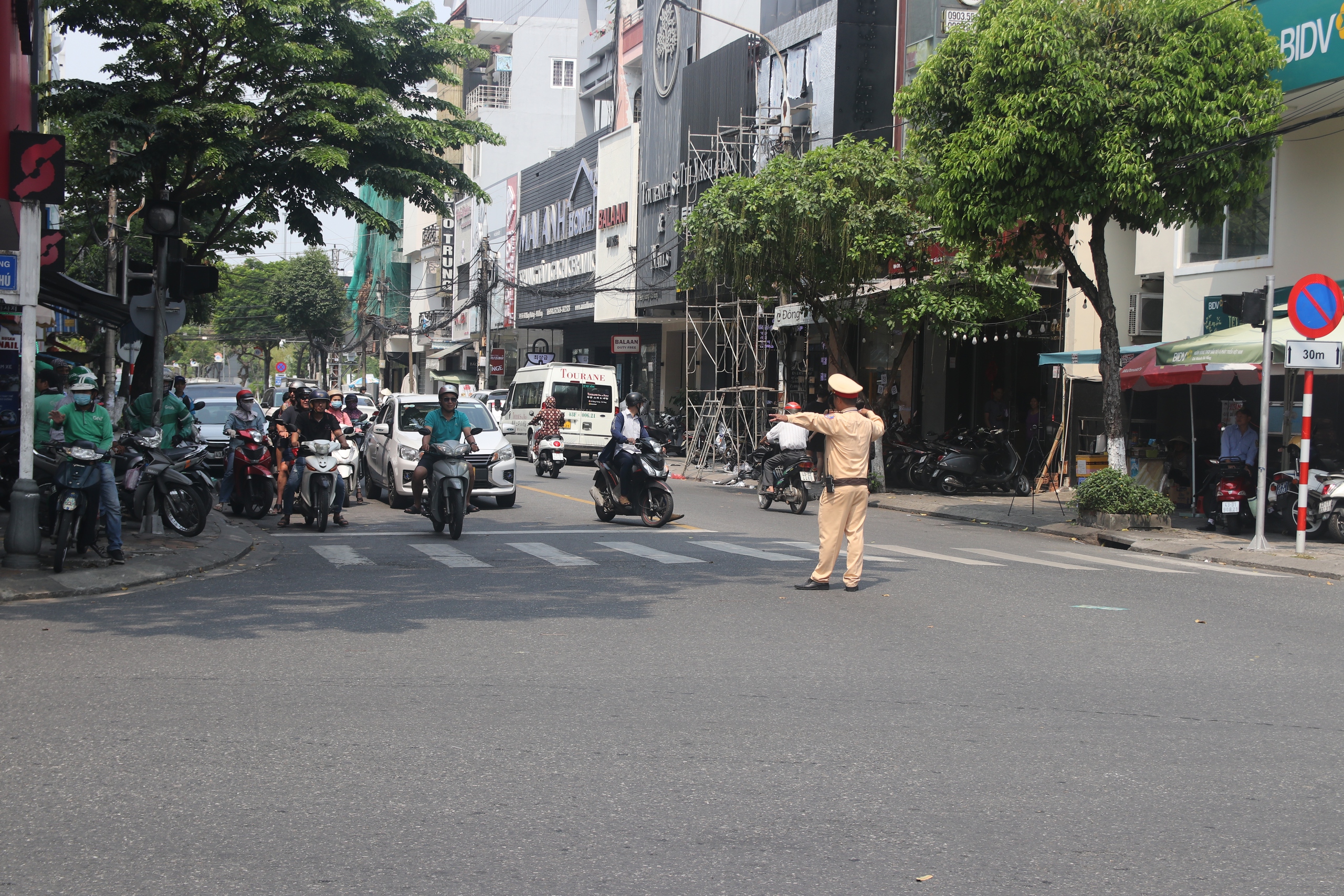 Đ&agrave; Nẵng dẹp nạn lấn chiếm vỉa h&egrave; xung quanh chợ H&agrave;n- Ảnh 8.