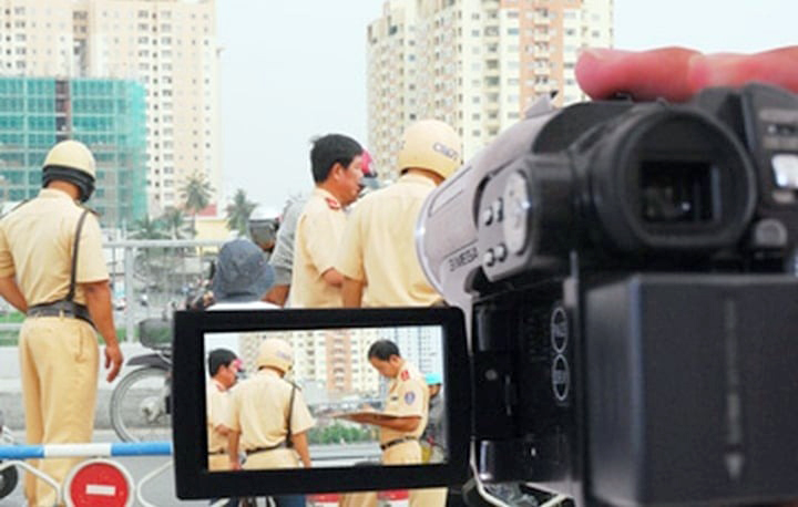 Điều kiện để người d&acirc;n gi&aacute;m s&aacute;t CSGT th&ocirc;ng qua thiết bị ghi &acirc;m, ghi h&igrave;nh- Ảnh 1.