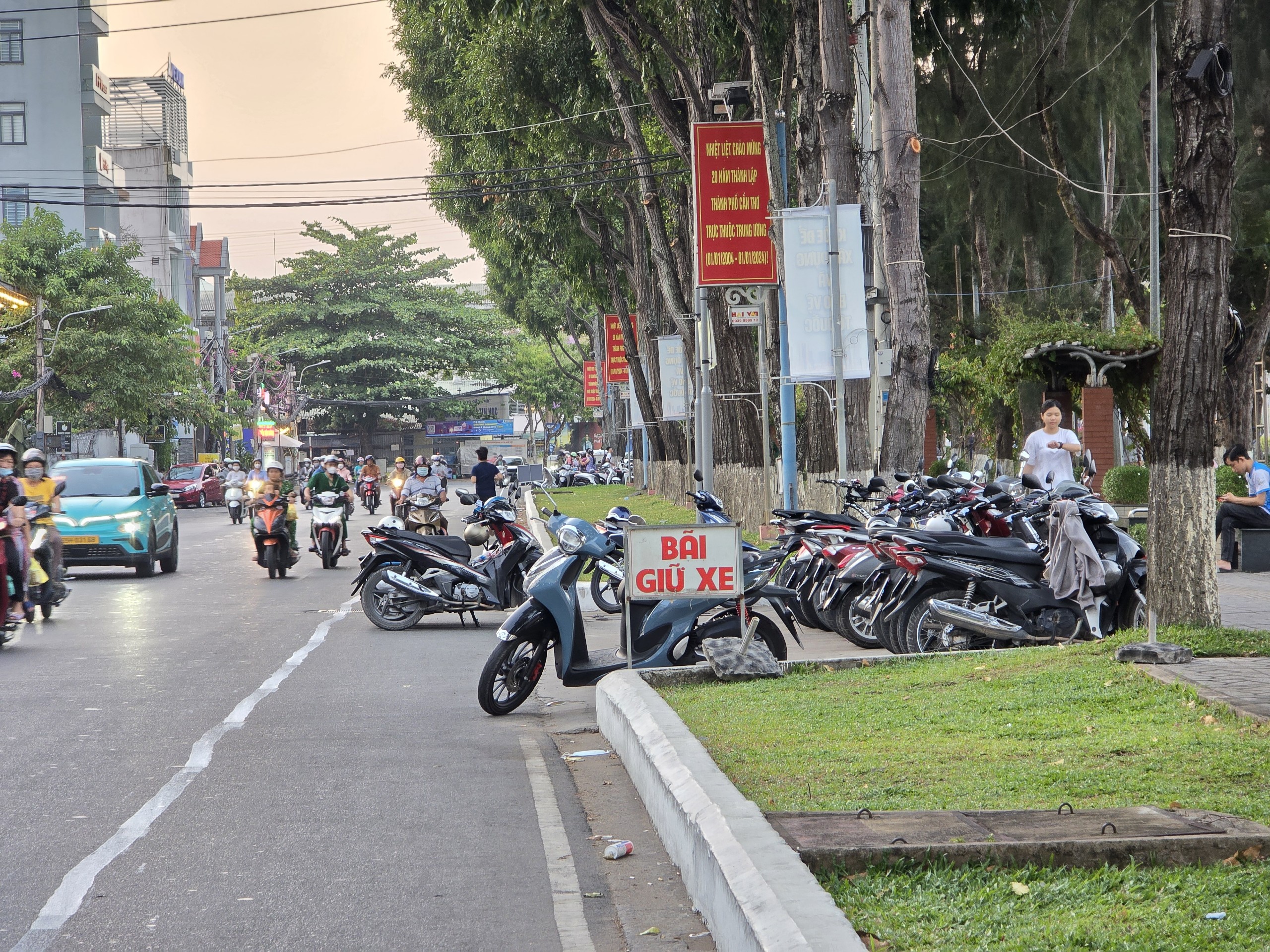 Dừng thu phí giữ xe quanh công viên ở Cần Thơ sau phản ánh của Báo Giao thông- Ảnh 3. Dừng thu phí giữ xe quanh công viên ở Cần Thơ sau phản ánh của Báo Giao thông- Ảnh 3.