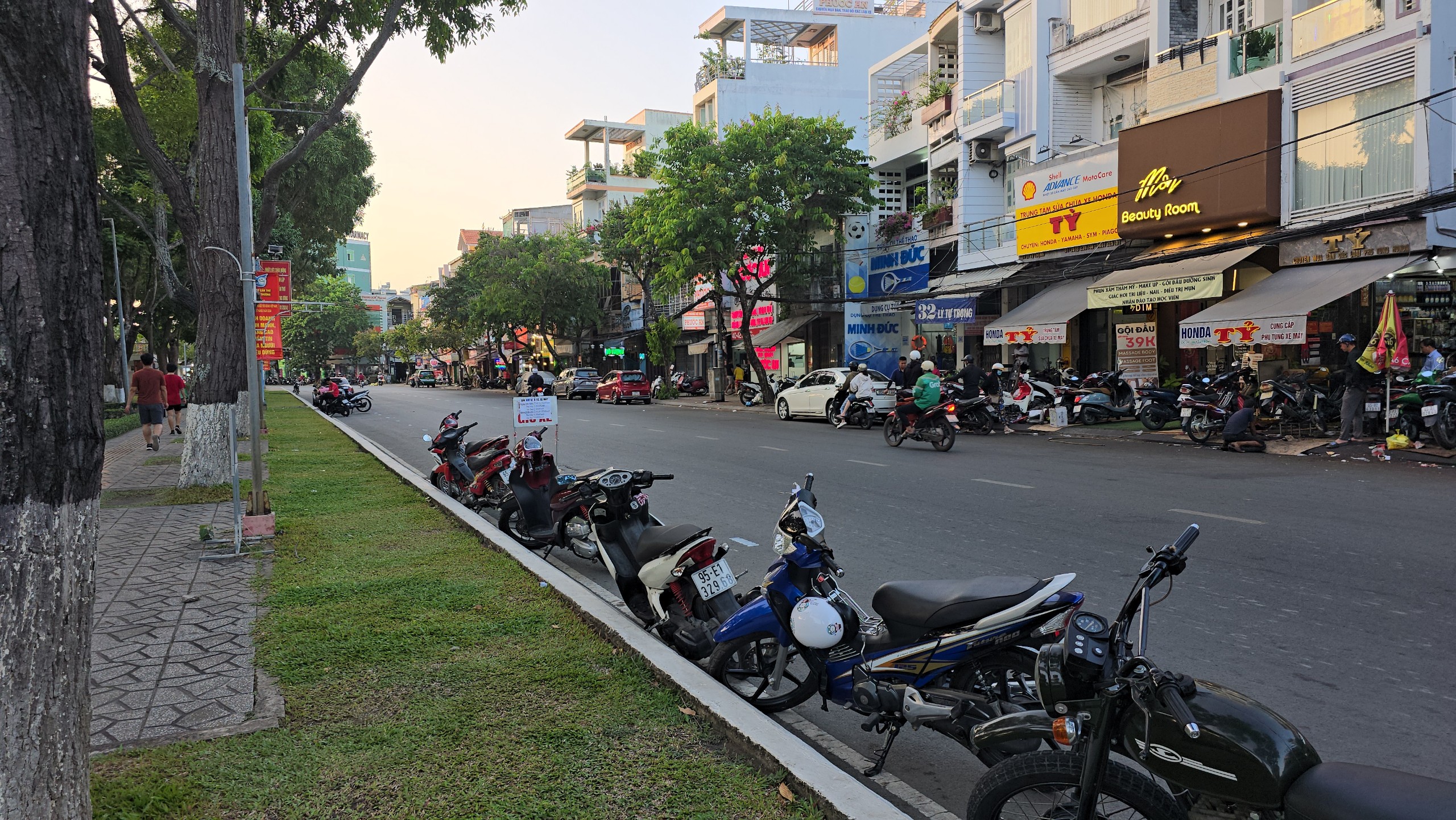 Chưa được cấp ph&eacute;p, b&atilde;i giữ xe quanh c&ocirc;ng vi&ecirc;n ở Cần Thơ vẫn thu tiền- Ảnh 5.
