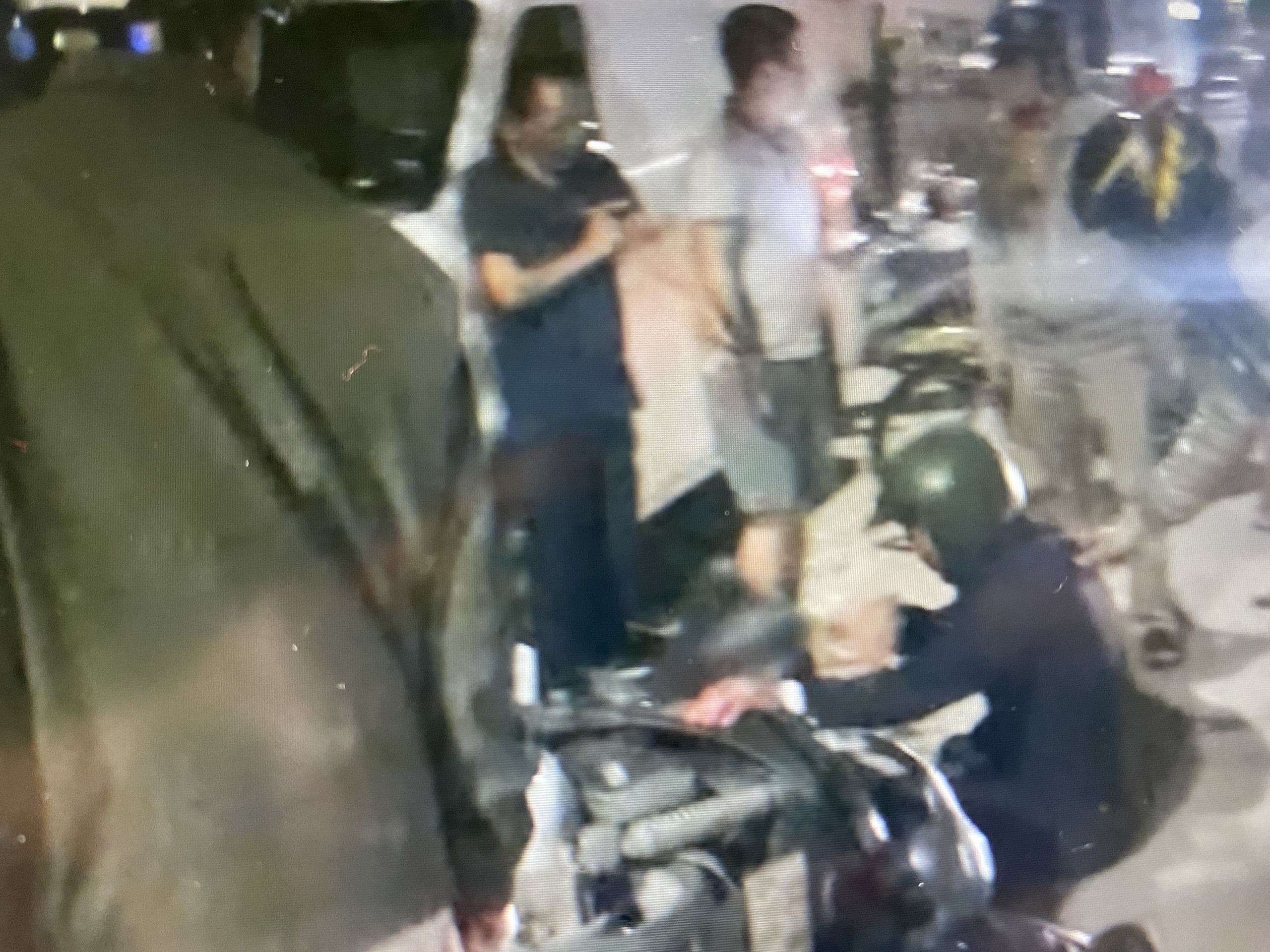 Hai xe m&aacute;y đấu đầu trong đ&ecirc;m, 2 t&agrave;i xế bị thương nặng- Ảnh 1.