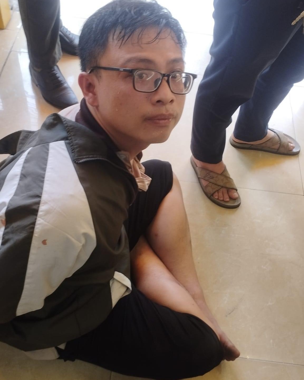 Thanh ni&ecirc;n vờ hỏi mua v&agrave;ng rồi cầm lắc th&aacute;o chạy- Ảnh 2.