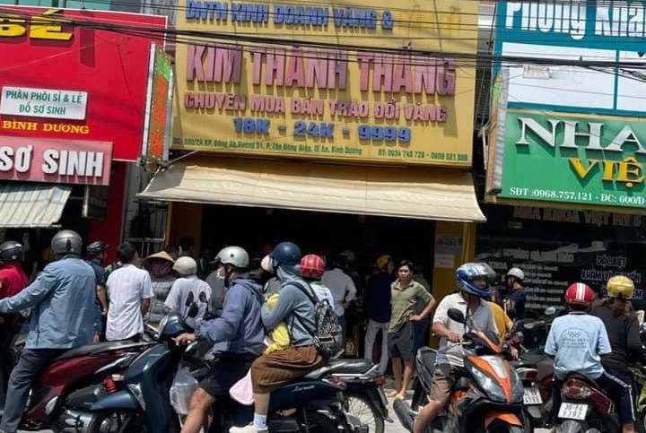 Thanh ni&ecirc;n vờ hỏi mua v&agrave;ng rồi cầm lắc th&aacute;o chạy- Ảnh 1.