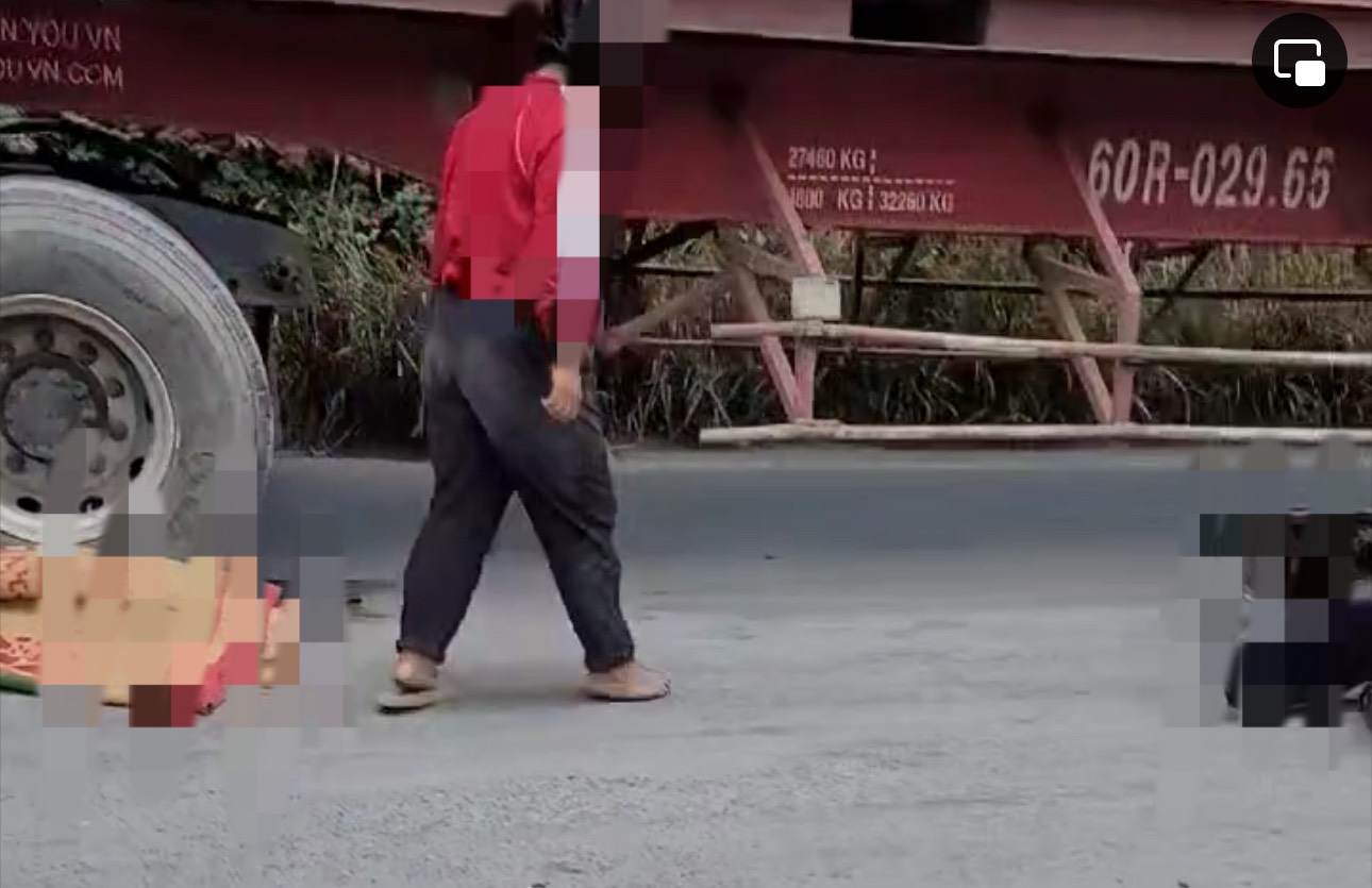 Xe m&aacute;y va chạm xe đầu k&eacute;o, b&eacute; g&aacute;i 11 tuổi tử vong tại chỗ- Ảnh 1.