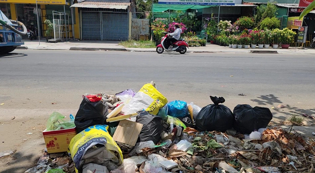 Nh&agrave; m&aacute;y đốt r&aacute;c lớn nhất Cần Thơ tạm ngưng hoạt động, xe r&aacute;c xếp h&agrave;ng nằm chờ- Ảnh 1.