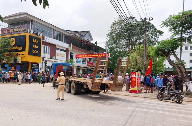 Va chạm với xe tải hết hạn kiểm định, nam thanh ni&ecirc;n tử vong thương t&acirc;m- Ảnh 1.