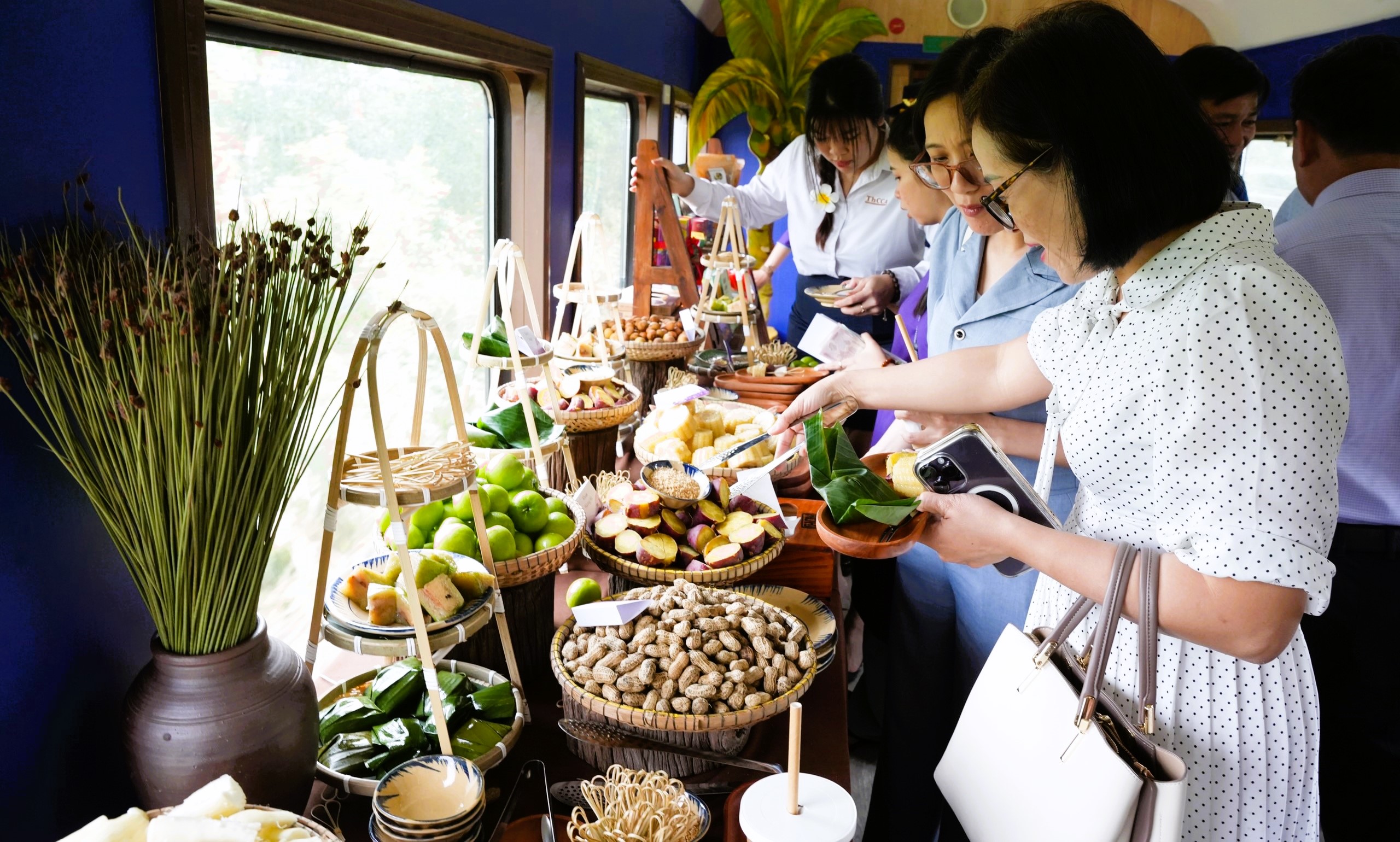 Nghe nhạc cung đ&igrave;nh tr&ecirc;n đo&agrave;n t&agrave;u du lịch Huế - Đ&agrave; Nẵng- Ảnh 5.