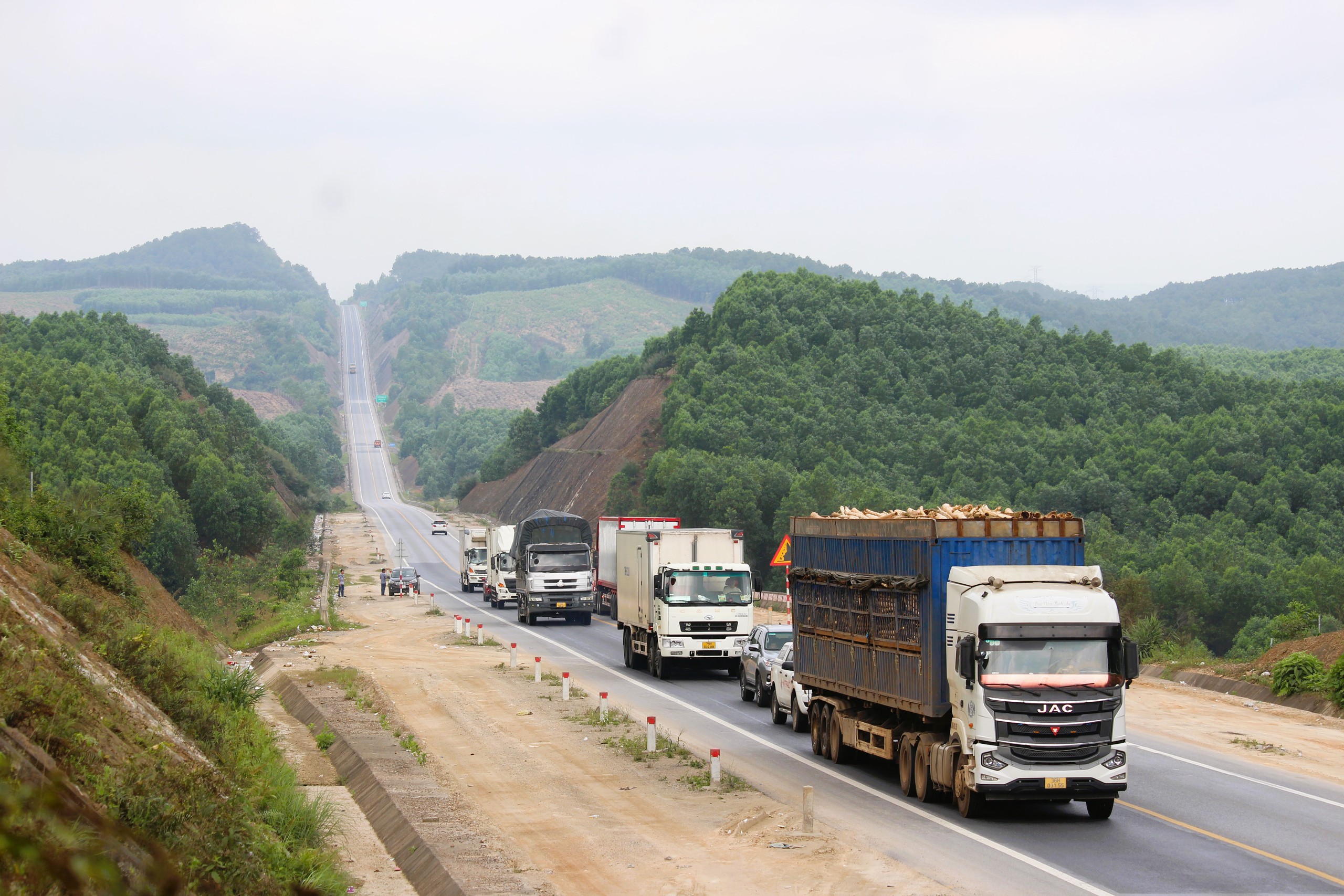 Loại xe g&acirc;y &ugrave;n ứ, TNGT tr&ecirc;n cao tốc Cam Lộ - La Sơn nhiều nhất- Ảnh 1.