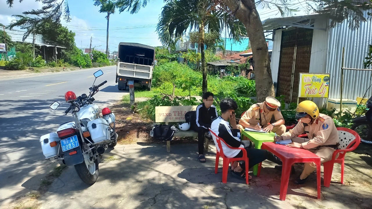 CSGT S&oacute;c Trăng ra qu&acirc;n kiểm tra, ph&aacute;t hiện nhiều học sinh vi phạm giao th&ocirc;ng- Ảnh 1.