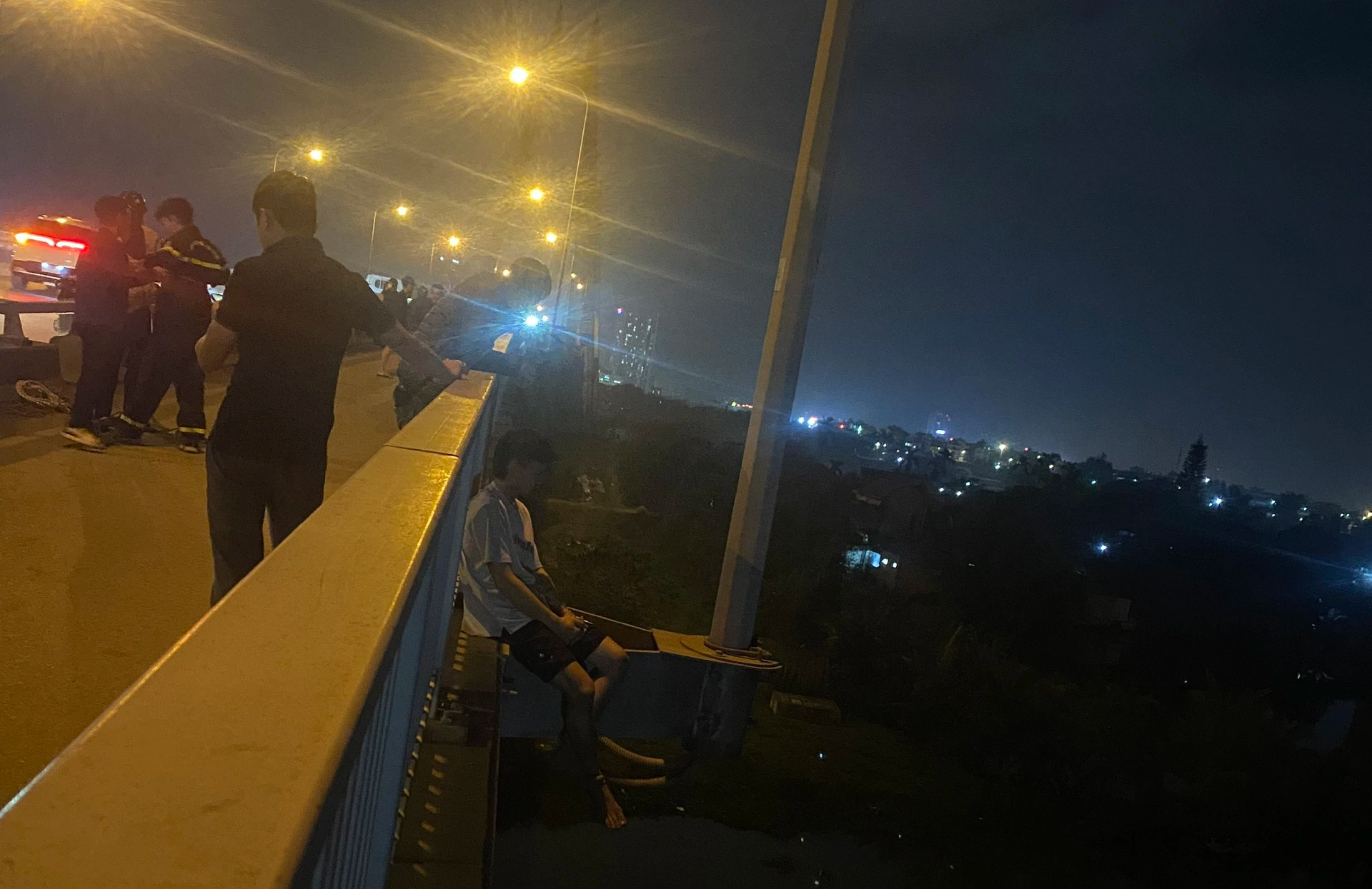 Phối hợp tr&ecirc;n bờ, dưới s&ocirc;ng giải cứu nam thanh ni&ecirc;n định nhảy cầu tự tử- Ảnh 1.