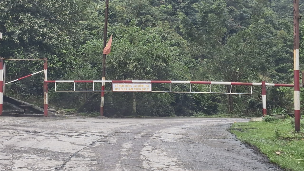 Kỳ lạ doanh nghiệp lập barie, kiểm so&aacute;t người d&acirc;n qua đường nối Bắc Giang - Quảng Ninh- Ảnh 2.