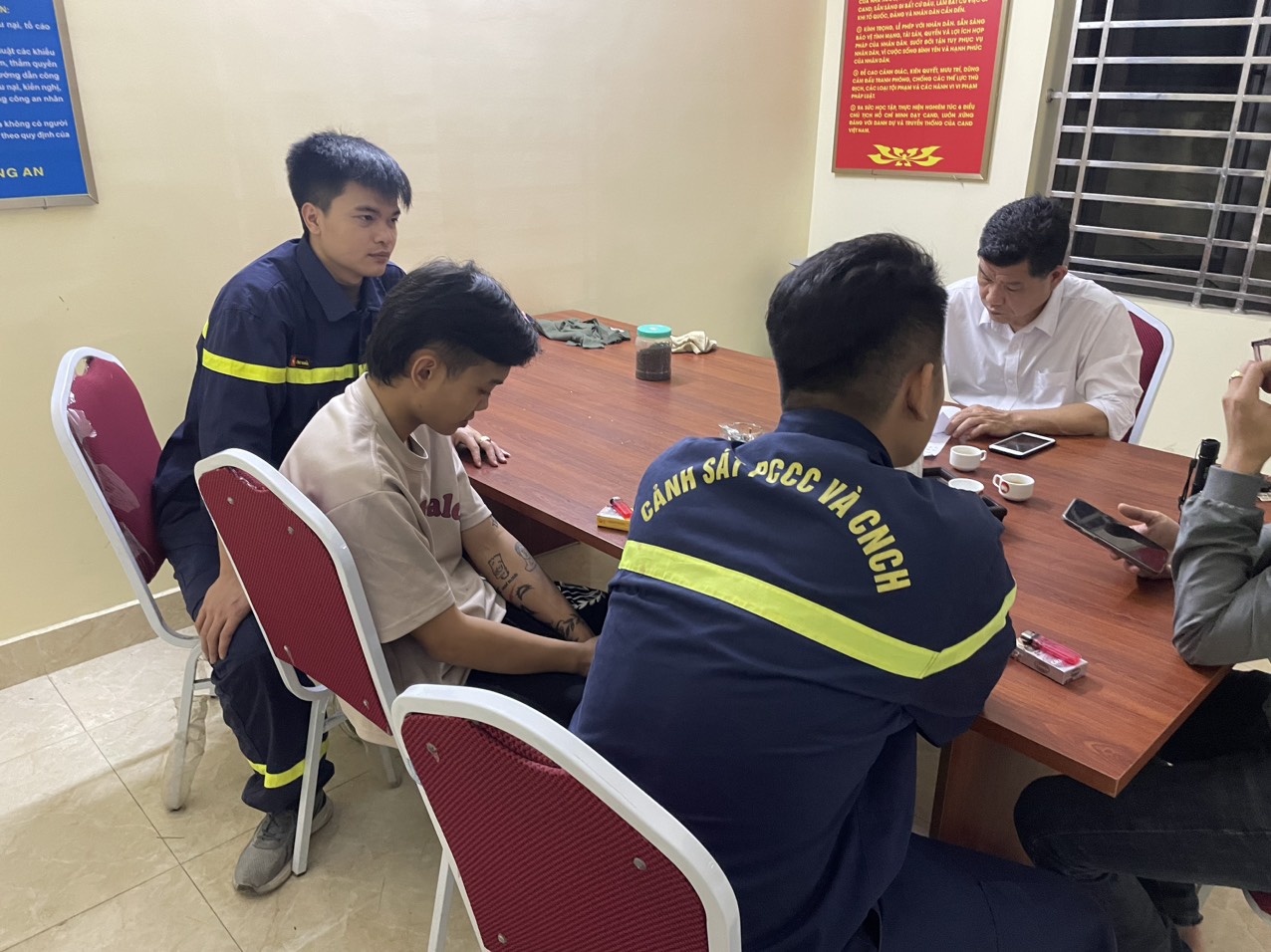 Phối hợp tr&ecirc;n bờ, dưới s&ocirc;ng giải cứu nam thanh ni&ecirc;n định nhảy cầu tự tử- Ảnh 2.