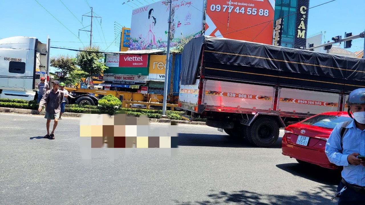 Va chạm giữa xe tải v&agrave; xe m&aacute;y, một thanh ni&ecirc;n tử vong- Ảnh 1.