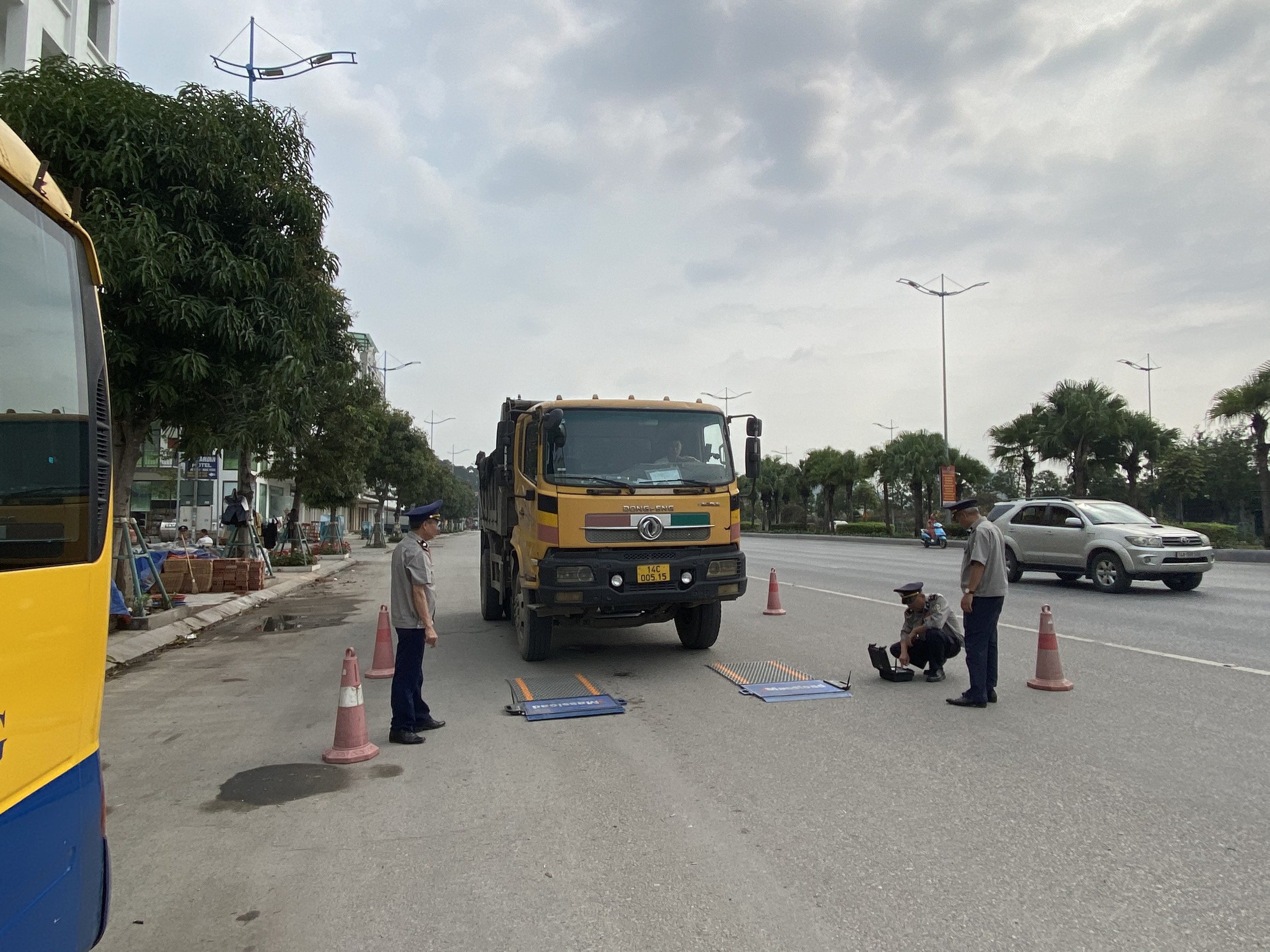 Quảng Ninh: Ki&ecirc;n tr&igrave;, linh hoạt giải ph&aacute;p kiểm tra tải trọng xe- Ảnh 1.