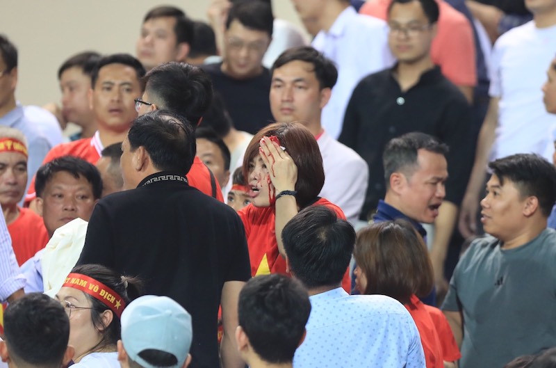 Điều tra vụ ẩu đả ở s&acirc;n vận động Mỹ Đ&igrave;nh trong trận đấu b&oacute;ng đ&aacute; Việt Nam - Indonesia- Ảnh 1.