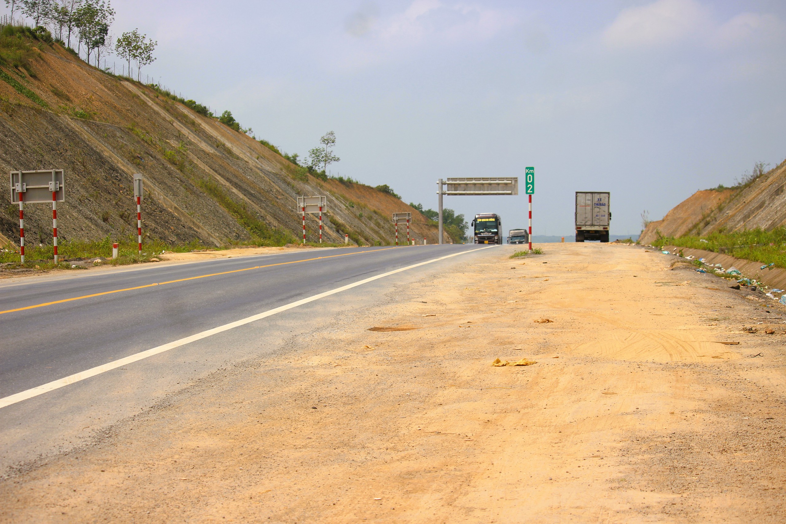 Hơn 7.000 đinh phản quang được bổ sung trên cao tốc Cam Lộ - La Sơn- Ảnh 9. Hơn 7.000 đinh phản quang được bổ sung trên cao tốc Cam Lộ - La Sơn- Ảnh 9.