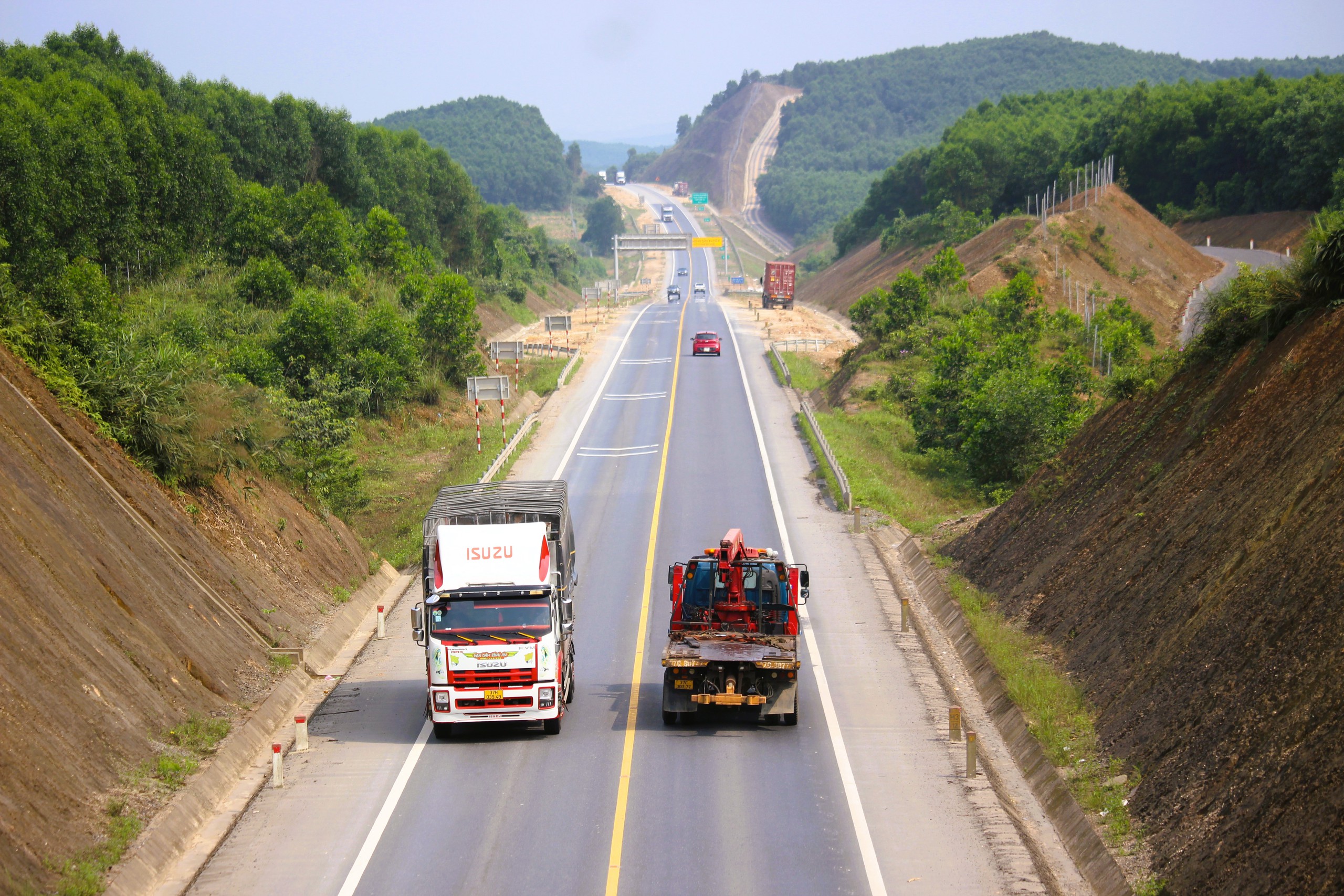 Hơn 7.000 đinh phản quang được bổ sung trên cao tốc Cam Lộ - La Sơn- Ảnh 10. Hơn 7.000 đinh phản quang được bổ sung trên cao tốc Cam Lộ - La Sơn- Ảnh 10.