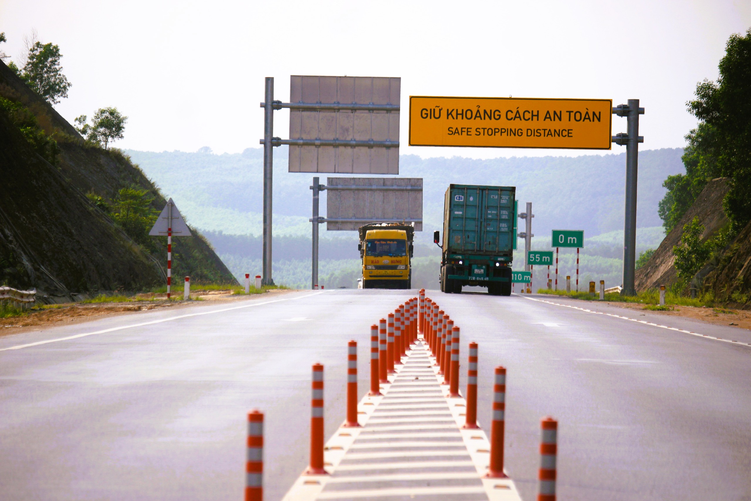 Hơn 7.000 đinh phản quang được bổ sung trên cao tốc Cam Lộ - La Sơn- Ảnh 6. Hơn 7.000 đinh phản quang được bổ sung trên cao tốc Cam Lộ - La Sơn- Ảnh 6.