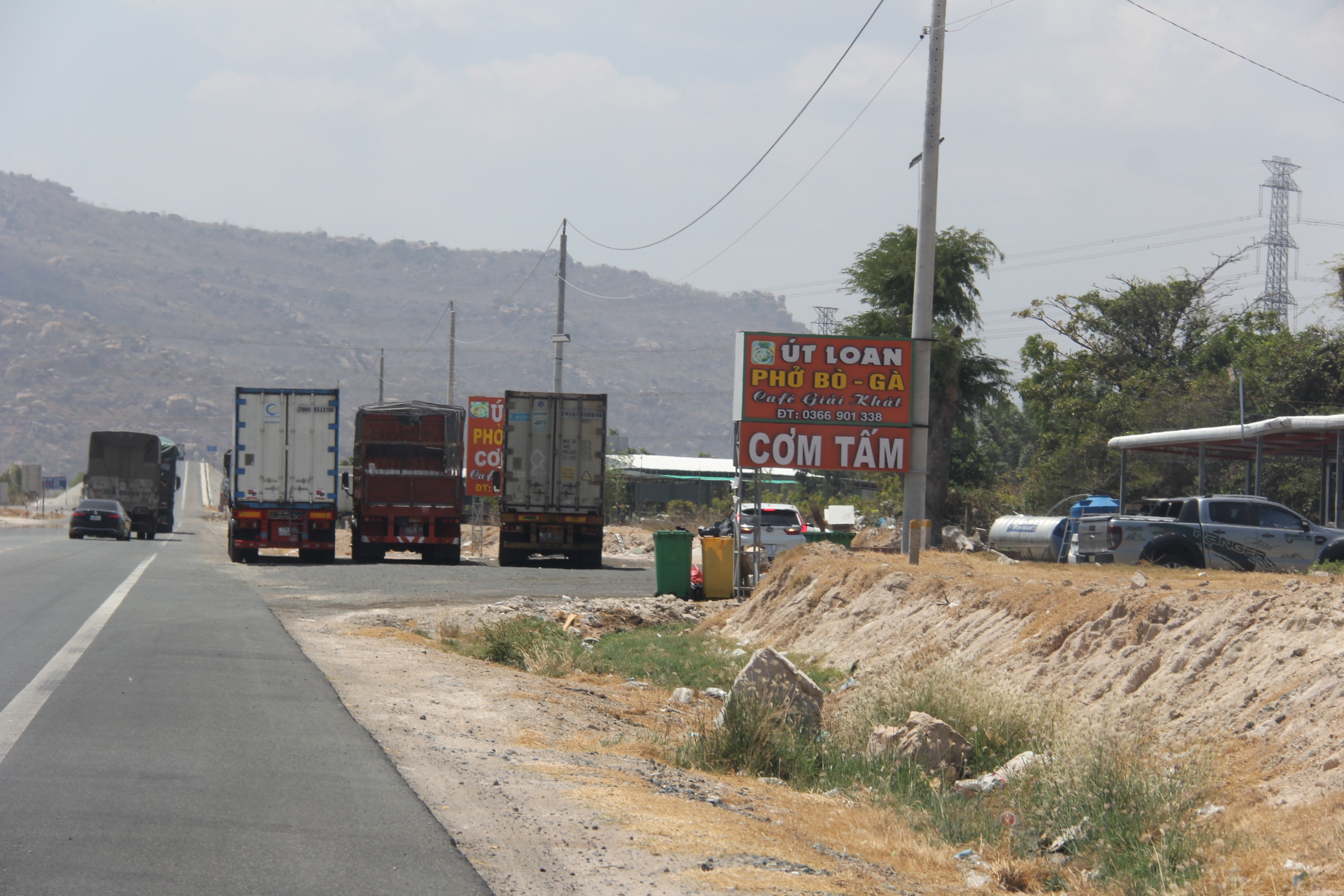 Buộc th&aacute;o dỡ h&agrave;ng qu&aacute;n mọc tr&aacute;i ph&eacute;p tr&ecirc;n đường dẫn cao tốc Vĩnh Hảo - Phan Thiết- Ảnh 1.