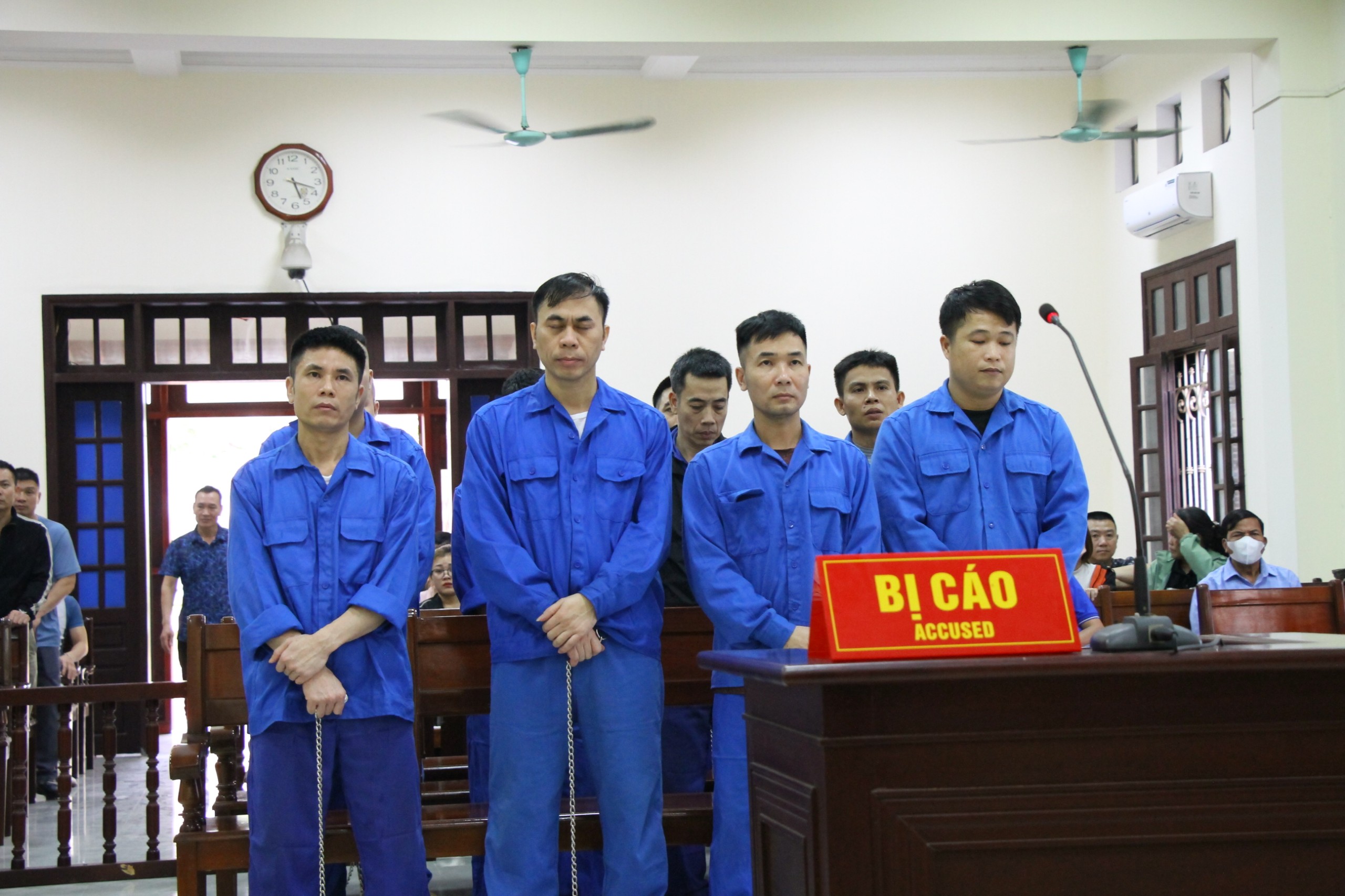 Tổ chức cho hơn nghìn người xuất nhập cảnh trái phép, 11 bị cáo lĩnh gần 60 năm tù- Ảnh 1. Tổ chức cho hơn nghìn người xuất nhập cảnh trái phép, 11 bị cáo lĩnh gần 60 năm tù- Ảnh 1.