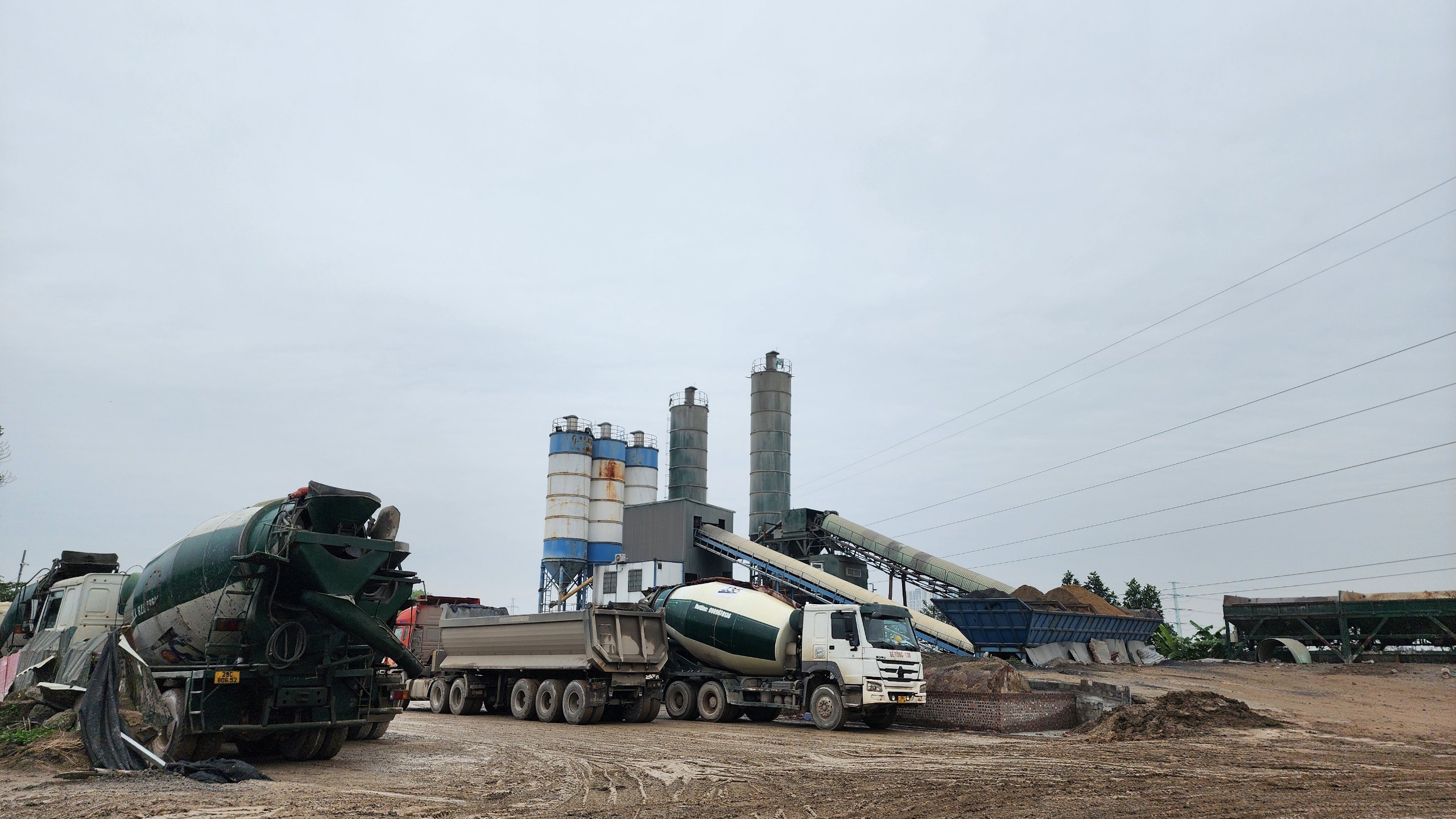 H&agrave; Nội: Loạt trạm b&ecirc; t&ocirc;ng kh&ocirc;ng ph&eacute;p vẫn 