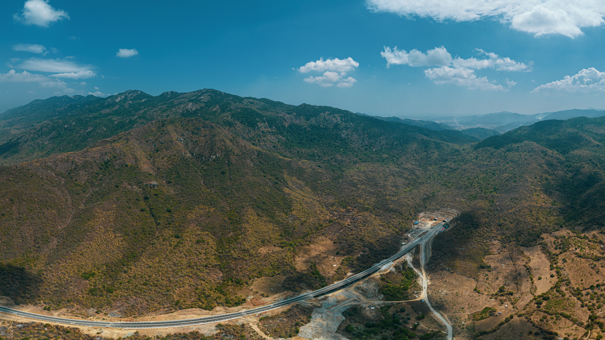 Ngắm cao tốc Cam L&acirc;m - Vĩnh Hảo băng qua những c&aacute;nh đồng điện gi&oacute;, điện mặt trời đẹp m&ecirc; ly- Ảnh 7.