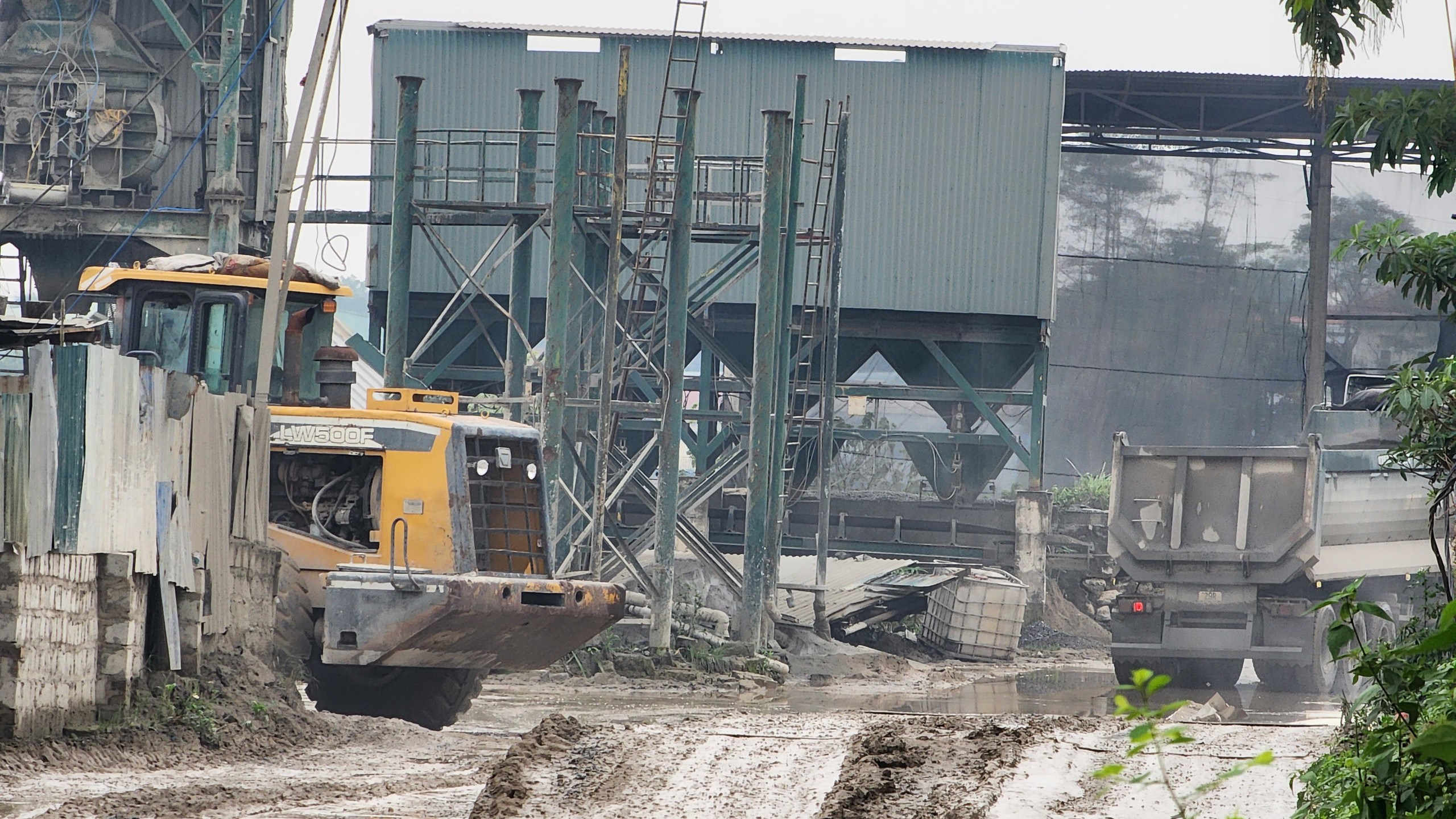 H&agrave; Nội: Loạt trạm b&ecirc; t&ocirc;ng kh&ocirc;ng ph&eacute;p vẫn 