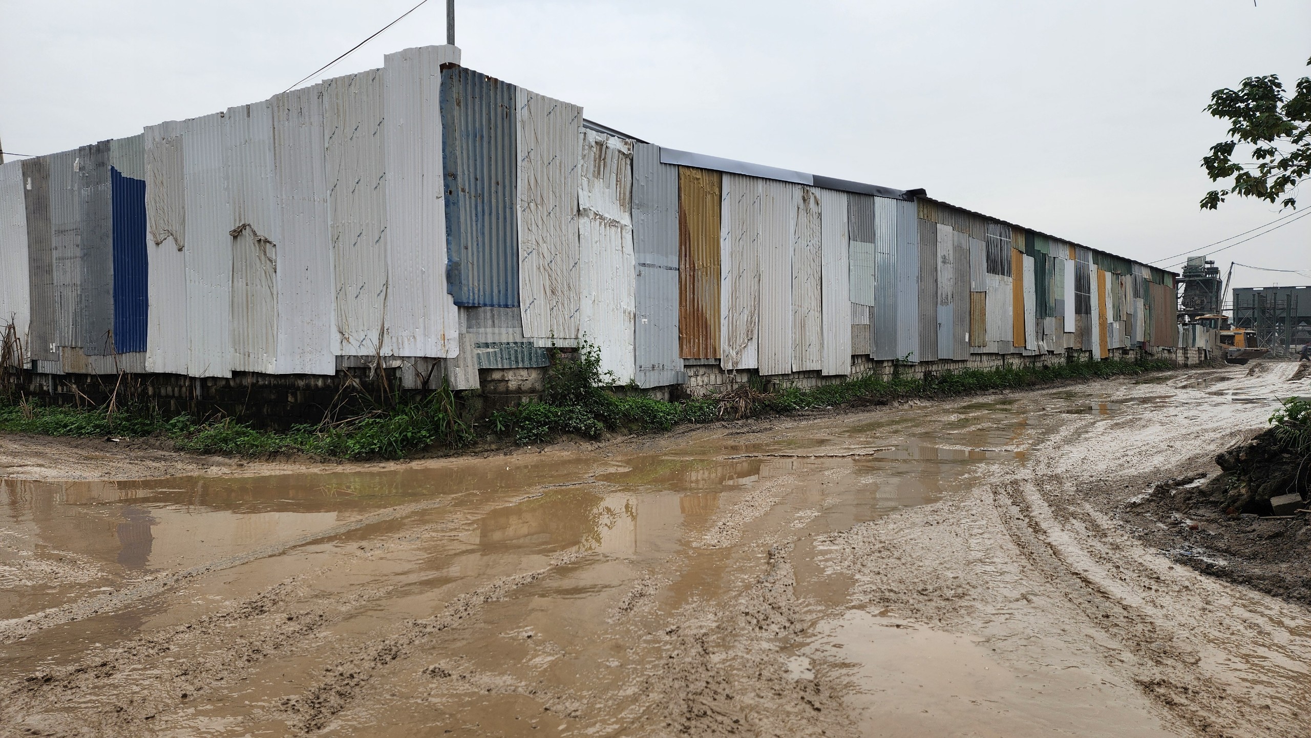 H&agrave; Nội: Loạt trạm b&ecirc; t&ocirc;ng kh&ocirc;ng ph&eacute;p vẫn 