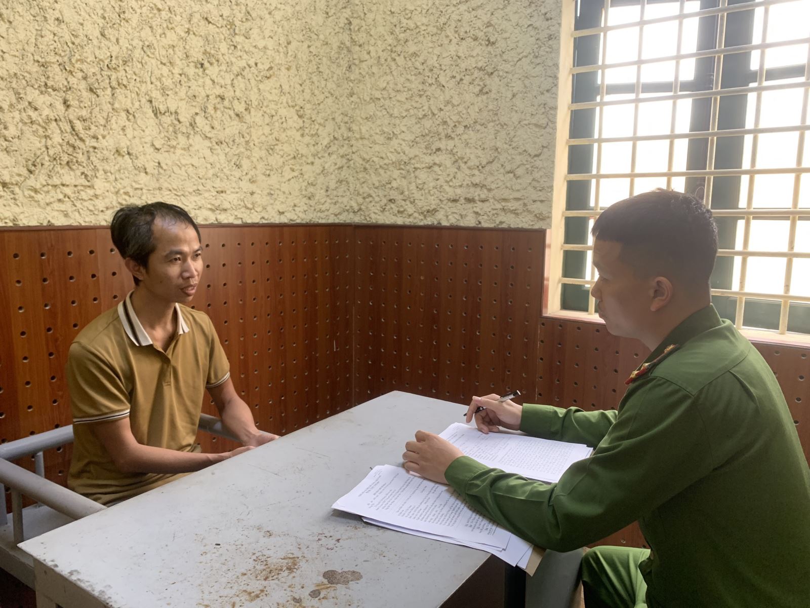 Bắt đối tượng 2 lần ph&oacute;ng hỏa đốt nh&agrave; con nợ- Ảnh 1.