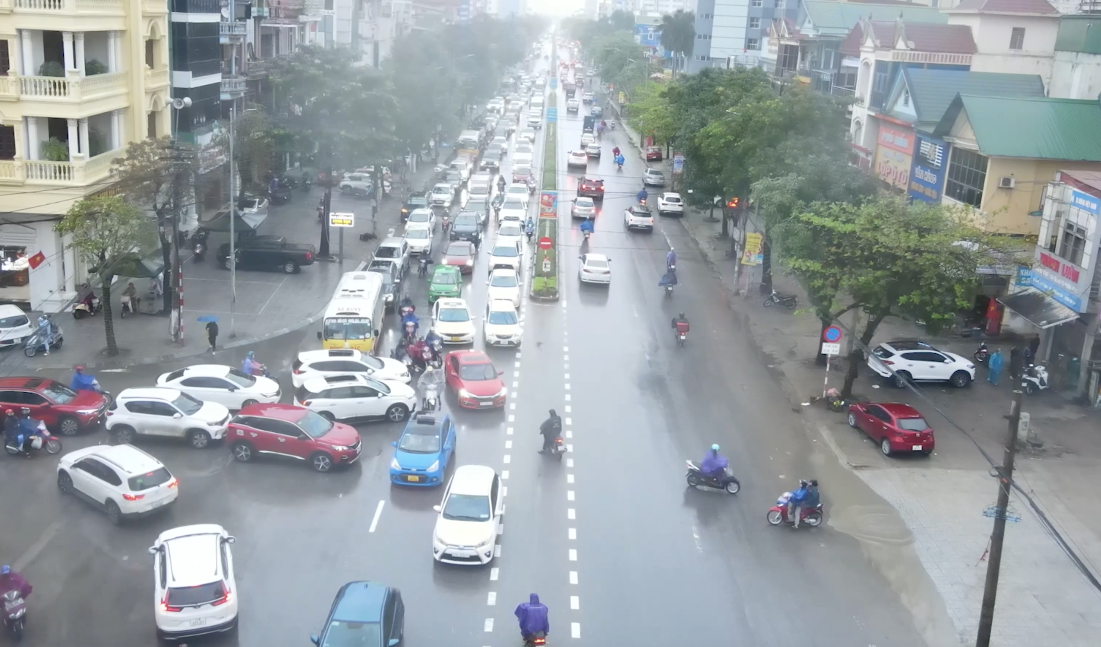 Thường xuy&ecirc;n &ugrave;n tắc, người d&acirc;n TP Vinh mong sớm mở rộng QL1 trong nội thị- Ảnh 1.