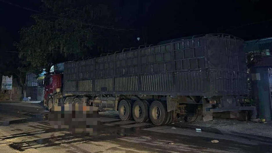 Va chạm với xe đầu k&eacute;o tr&ecirc;n QL6, hai thiếu ni&ecirc;n 15 tuổi gặp nạn- Ảnh 1.