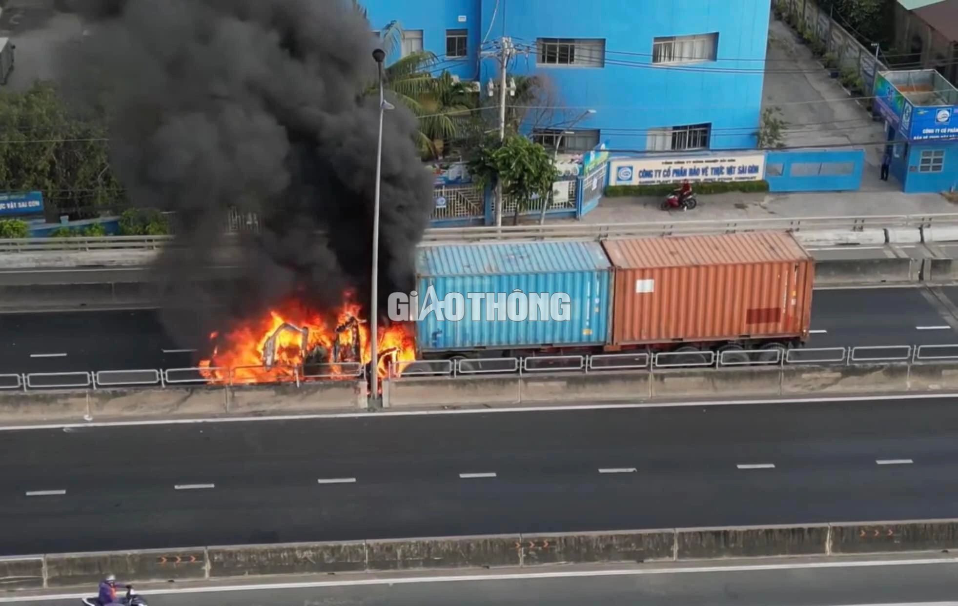 TP.HCM: Ch&aacute;y xe container tr&ecirc;n cầu Ph&uacute; Mỹ, t&agrave;i xế mở cửa chạy tho&aacute;t th&acirc;n- Ảnh 1.