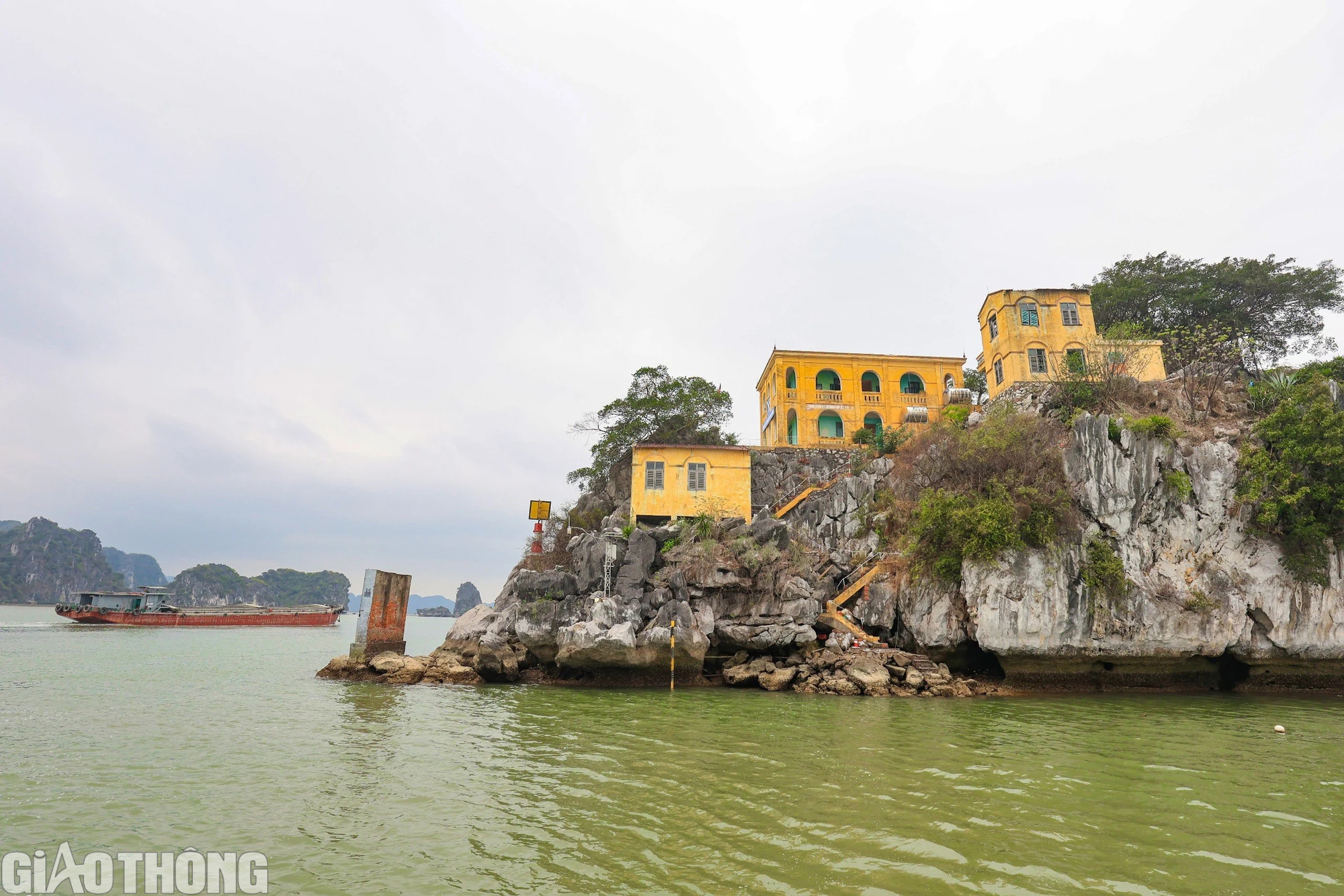 Cận cảnh c&ocirc;ng tr&igrave;nh hơn nửa thế kỷ cheo leo tr&ecirc;n đảo đ&aacute; Hạ Long- Ảnh 3.