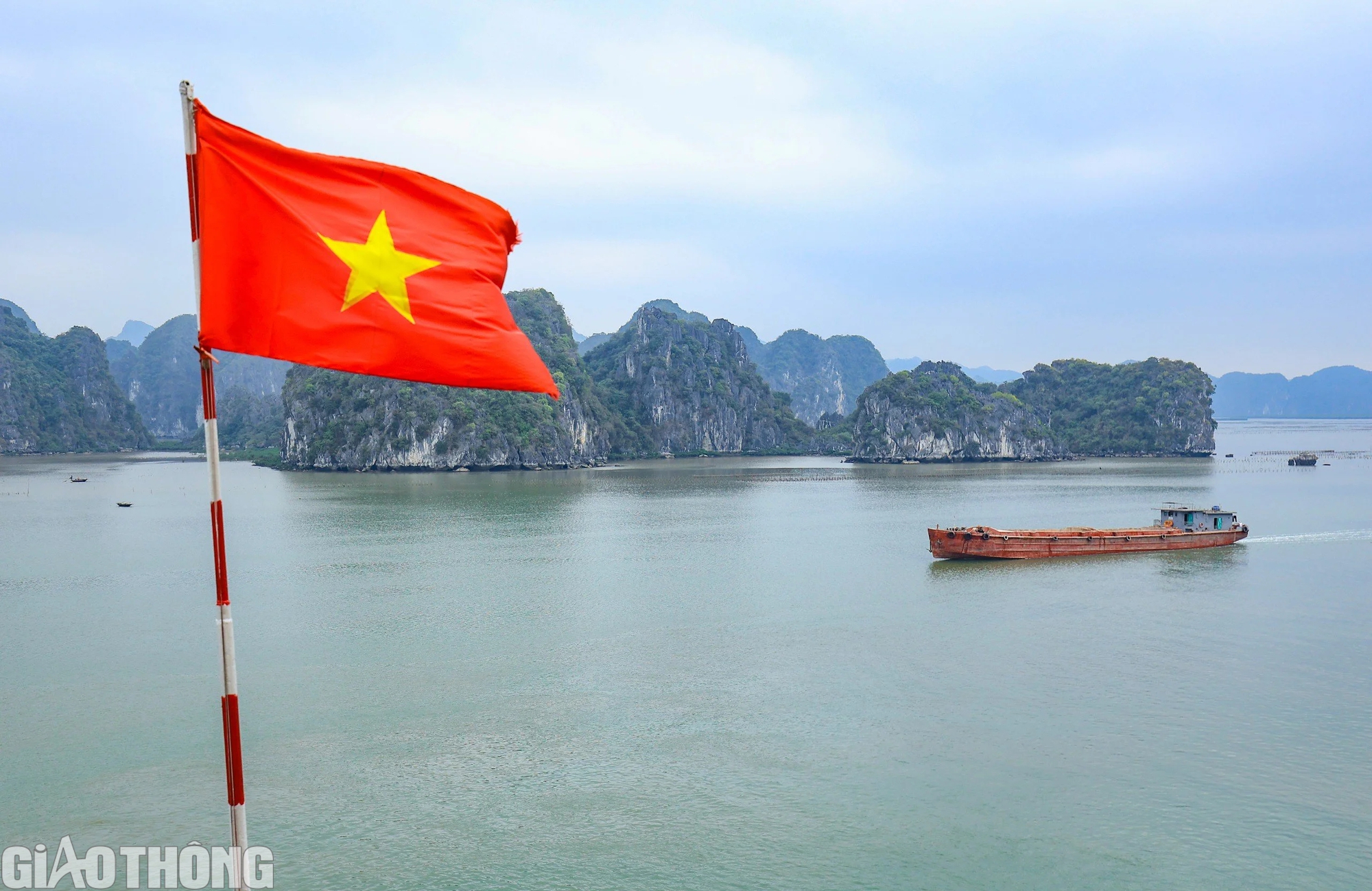 Cận cảnh c&ocirc;ng tr&igrave;nh hơn nửa thế kỷ cheo leo tr&ecirc;n đảo đ&aacute; Hạ Long- Ảnh 2.