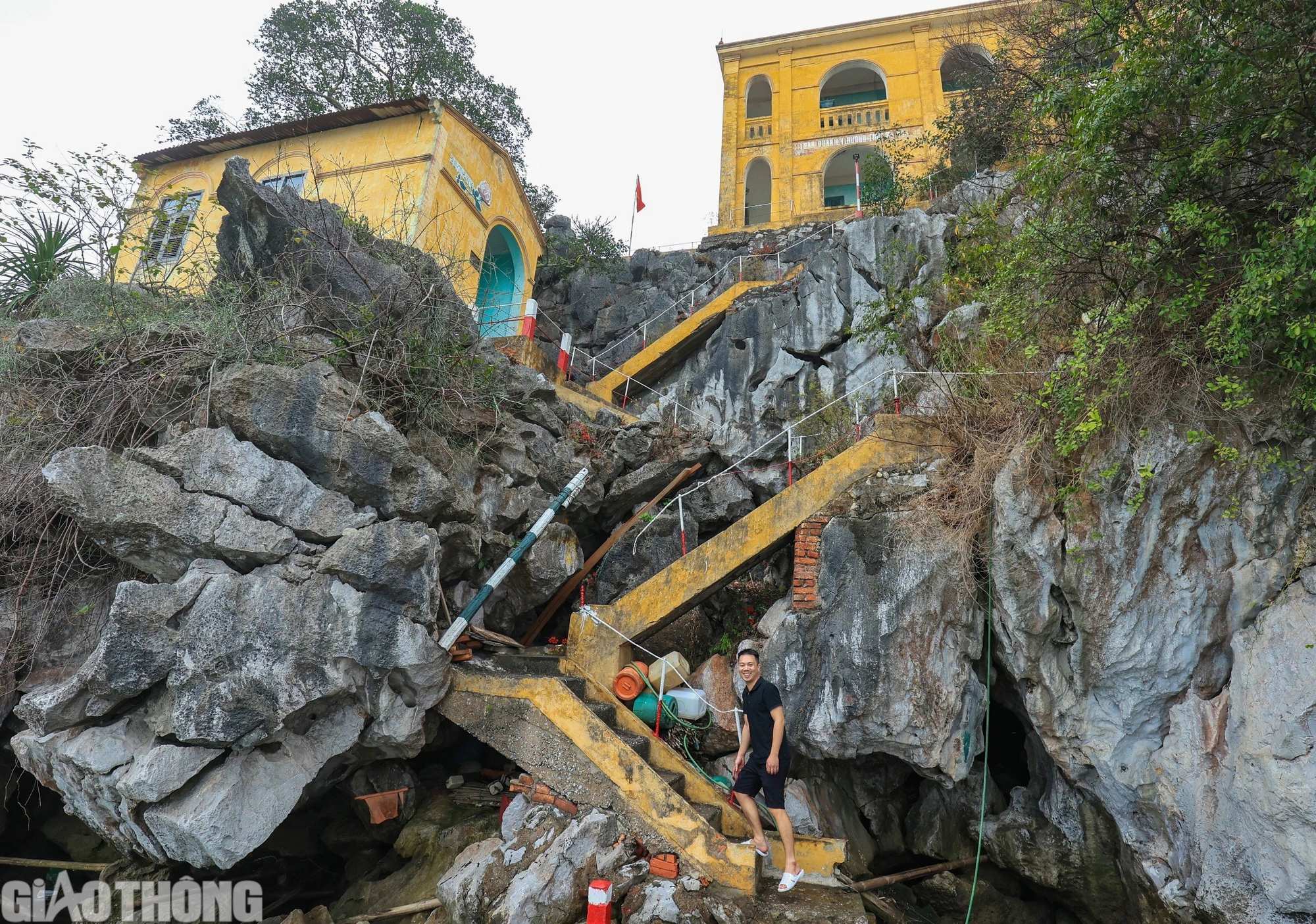 Cận cảnh c&ocirc;ng tr&igrave;nh hơn nửa thế kỷ cheo leo tr&ecirc;n đảo đ&aacute; Hạ Long- Ảnh 5.