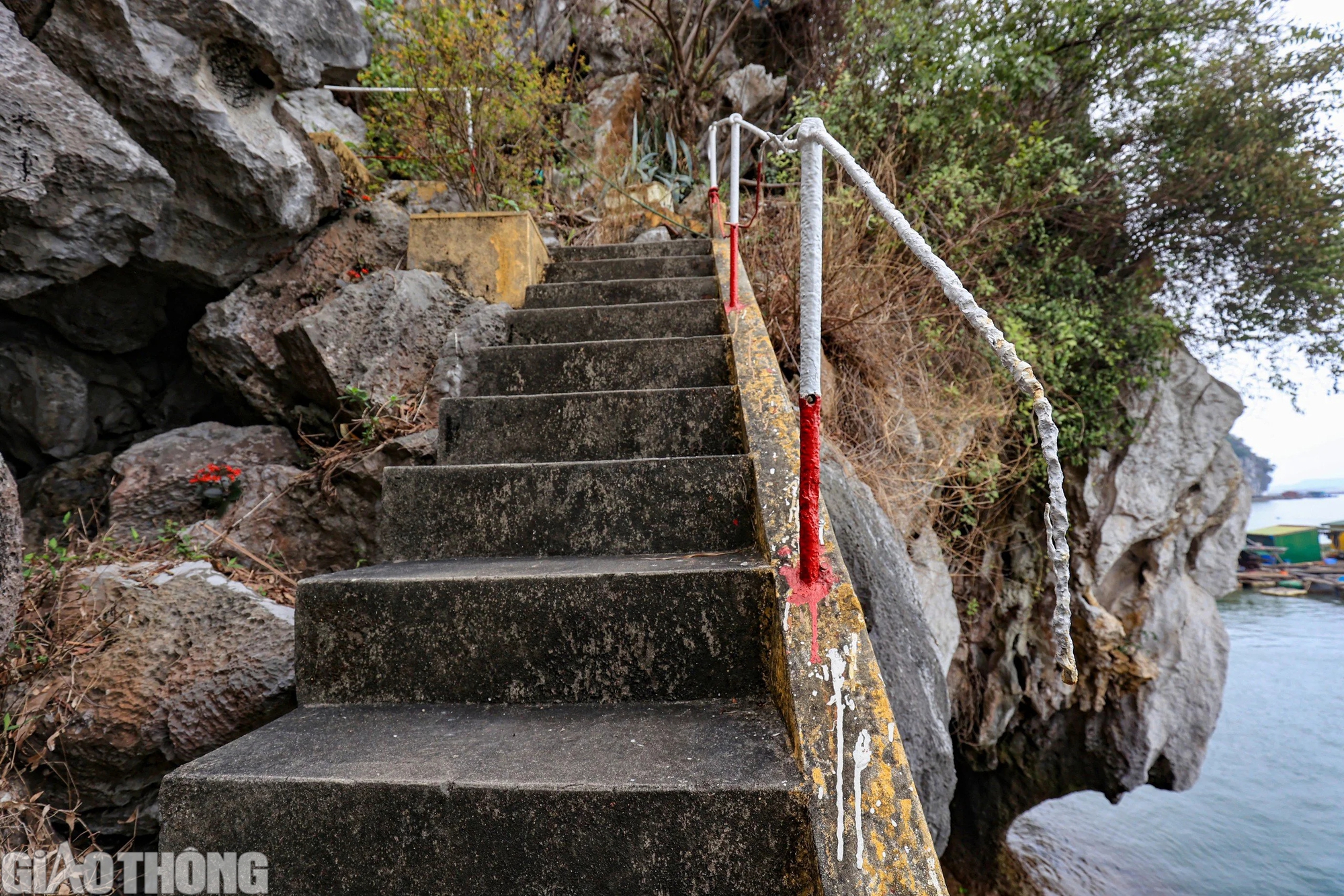 Cận cảnh c&ocirc;ng tr&igrave;nh hơn nửa thế kỷ cheo leo tr&ecirc;n đảo đ&aacute; Hạ Long- Ảnh 4.