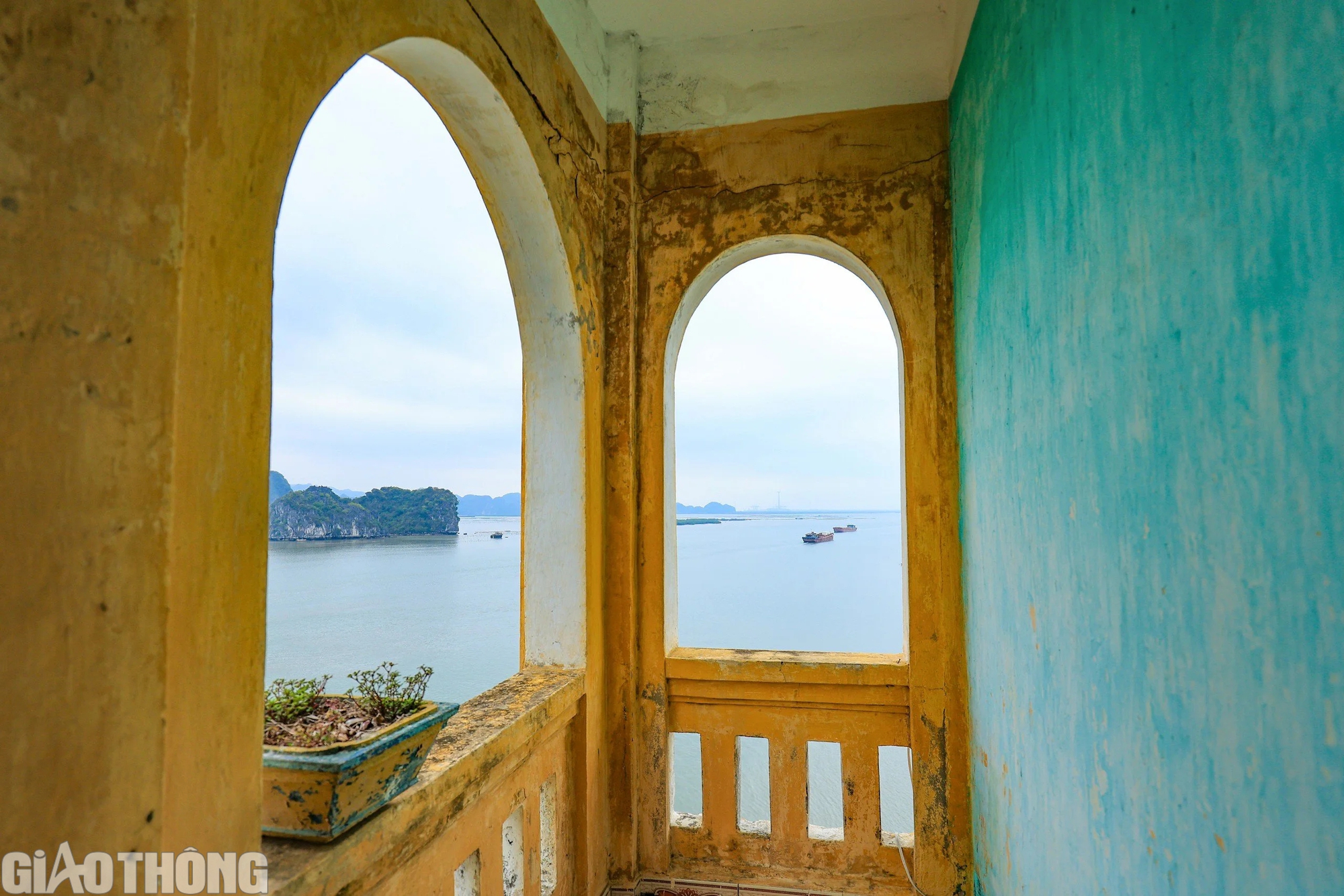 Cận cảnh c&ocirc;ng tr&igrave;nh hơn nửa thế kỷ cheo leo tr&ecirc;n đảo đ&aacute; Hạ Long- Ảnh 14.