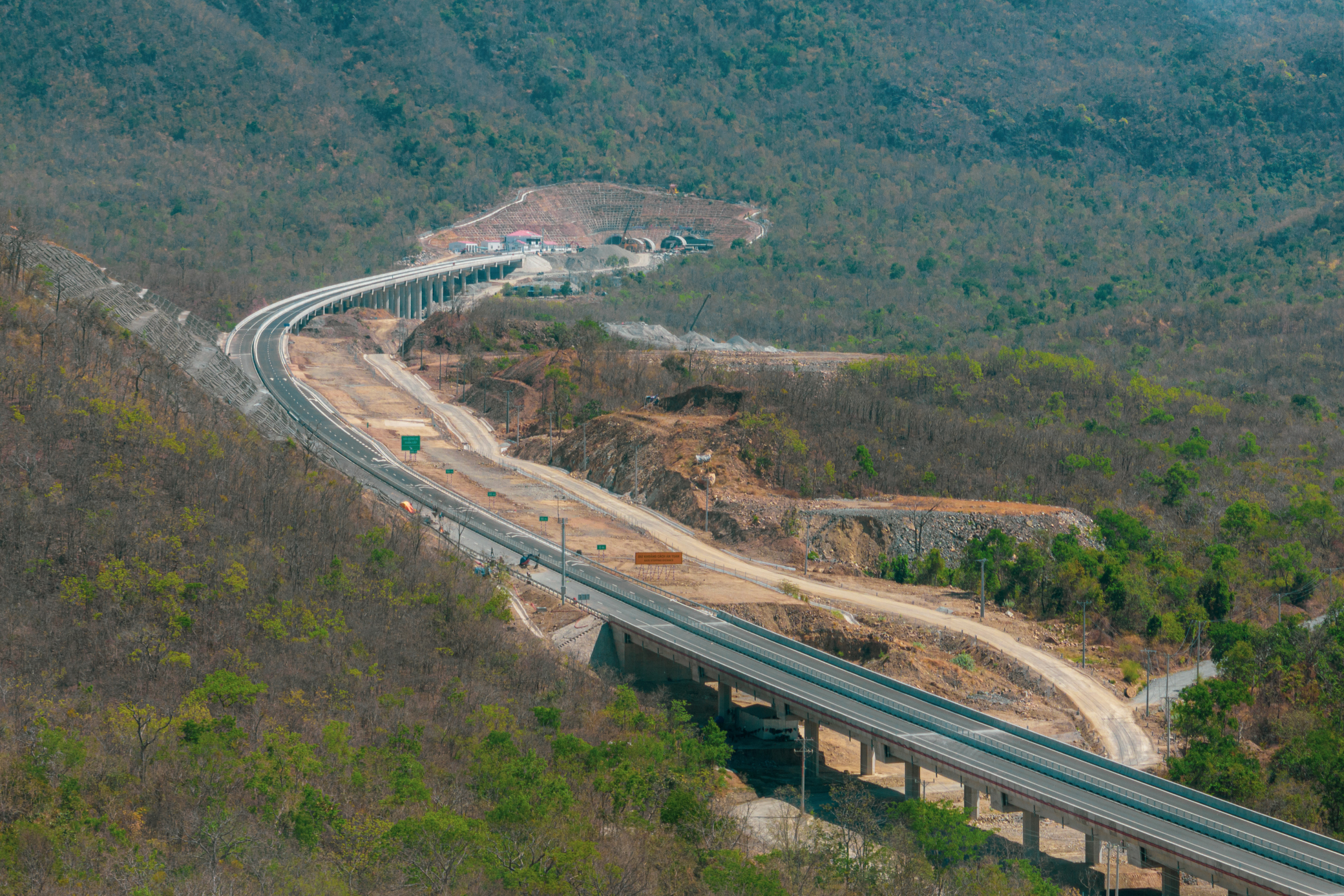 Ngắm cao tốc Cam L&acirc;m - Vĩnh Hảo băng qua những c&aacute;nh đồng điện gi&oacute;, điện mặt trời đẹp m&ecirc; ly- Ảnh 9.