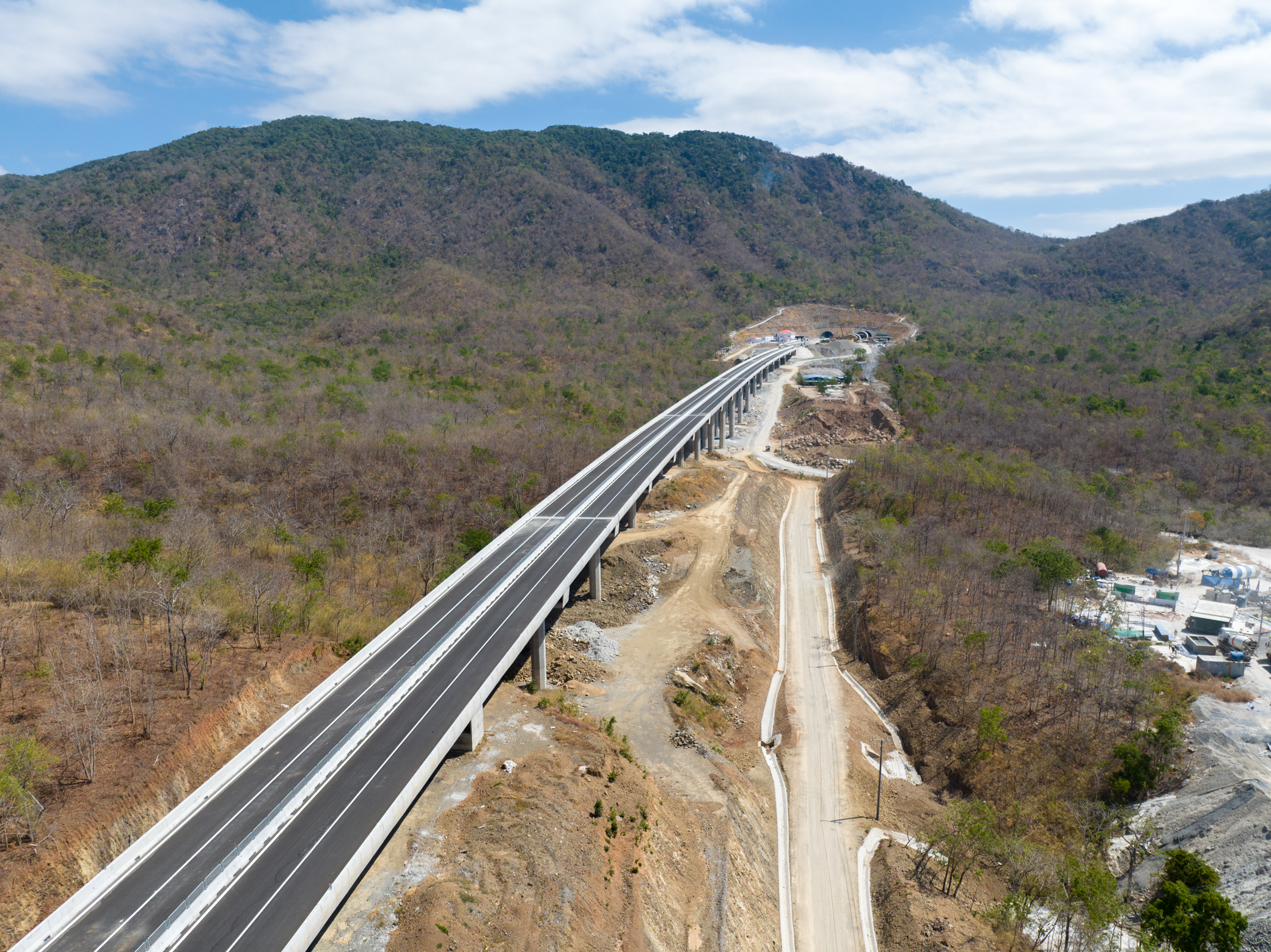 Ngắm cao tốc Cam L&acirc;m - Vĩnh Hảo băng qua những c&aacute;nh đồng điện gi&oacute;, điện mặt trời đẹp m&ecirc; ly- Ảnh 8.