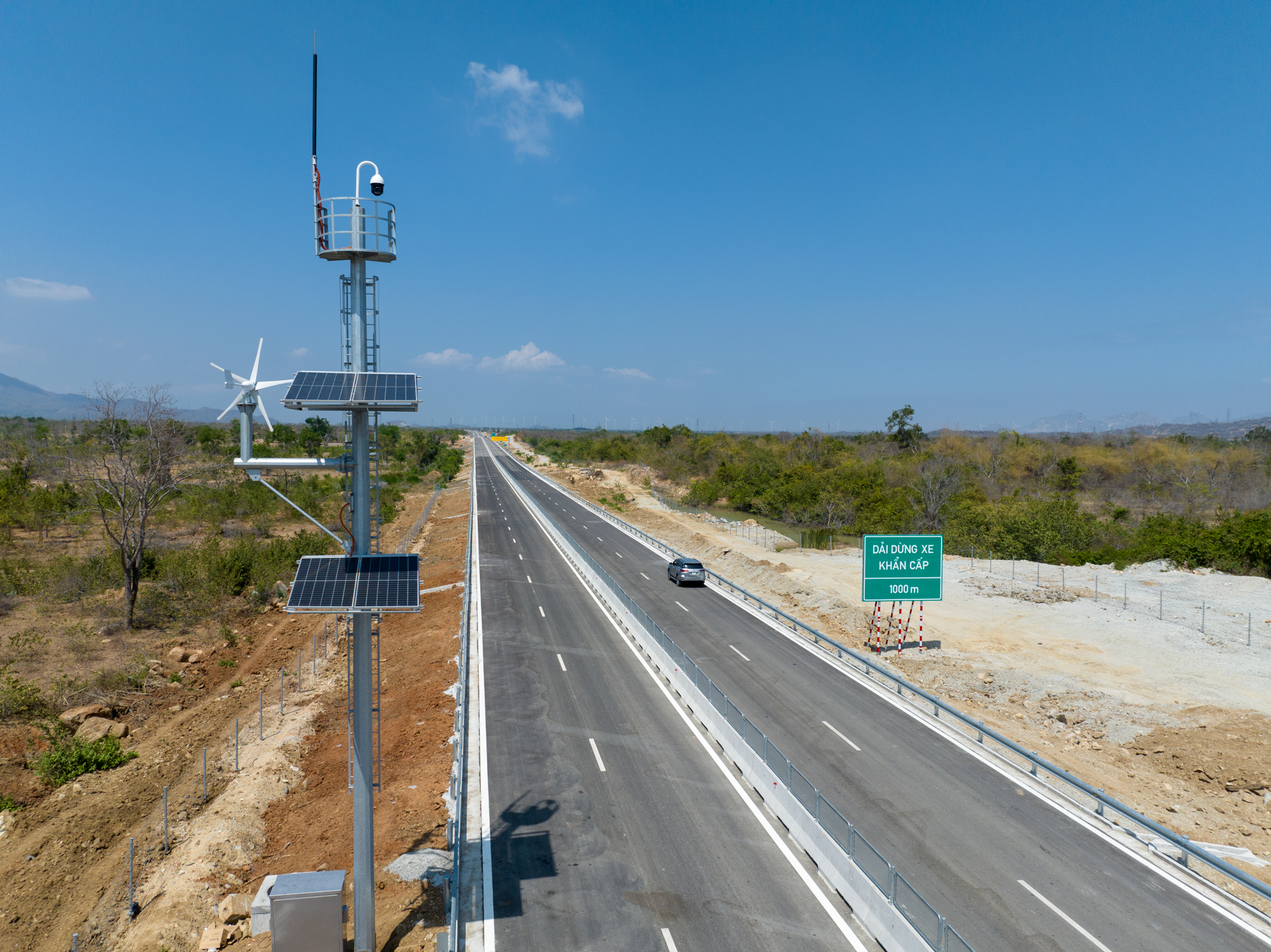 Ngắm cao tốc Cam L&acirc;m - Vĩnh Hảo băng qua những c&aacute;nh đồng điện gi&oacute;, điện mặt trời đẹp m&ecirc; ly- Ảnh 17.