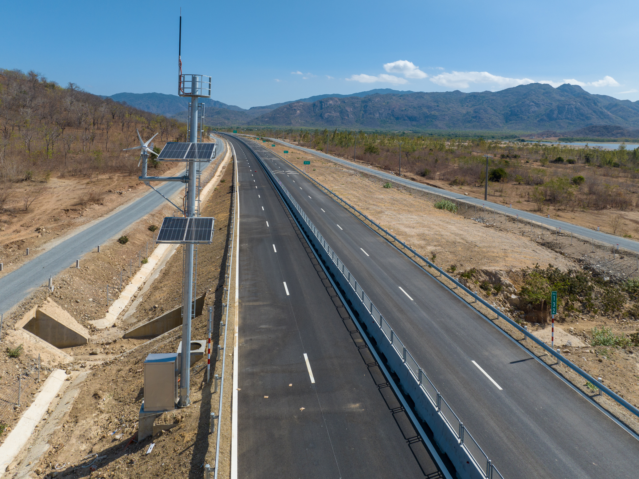 Ngắm cao tốc Cam L&acirc;m - Vĩnh Hảo băng qua những c&aacute;nh đồng điện gi&oacute;, điện mặt trời đẹp m&ecirc; ly- Ảnh 18.