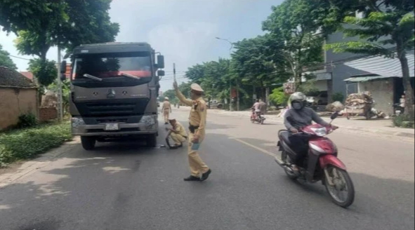 30 xe quá tải bị xử lý sau vụ tung chiêu 30 xe quá tải bị xử lý sau vụ tung chiêu