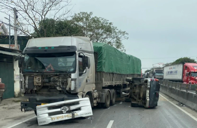 Va chạm xe đầu k&eacute;o, xe b&aacute;n tải lật nghi&ecirc;ng, 5 người tho&aacute;t nạn- Ảnh 1.
