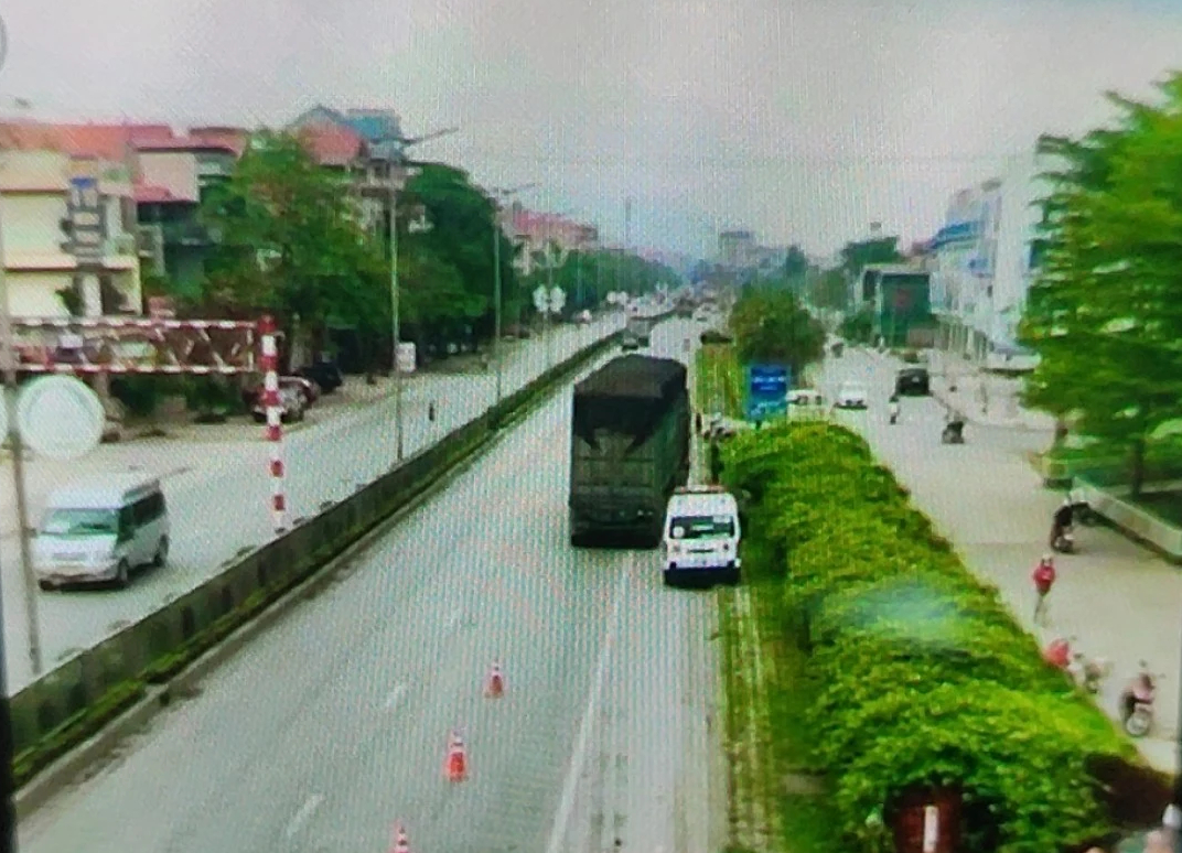 Va chạm với ô tô đầu kéo, nữ tài xế xe máy tử vong thương tâm trên quốc lộ 18- Ảnh 1. Va chạm với ô tô đầu kéo, nữ tài xế xe máy tử vong thương tâm trên quốc lộ 18- Ảnh 1.