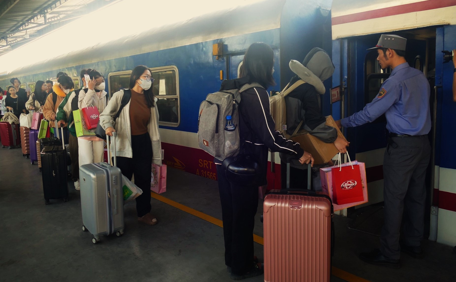 Đường sắt giảm s&acirc;u gi&aacute; v&eacute; tập thể, h&uacute;t kh&aacute;ch du lịch- Ảnh 1.