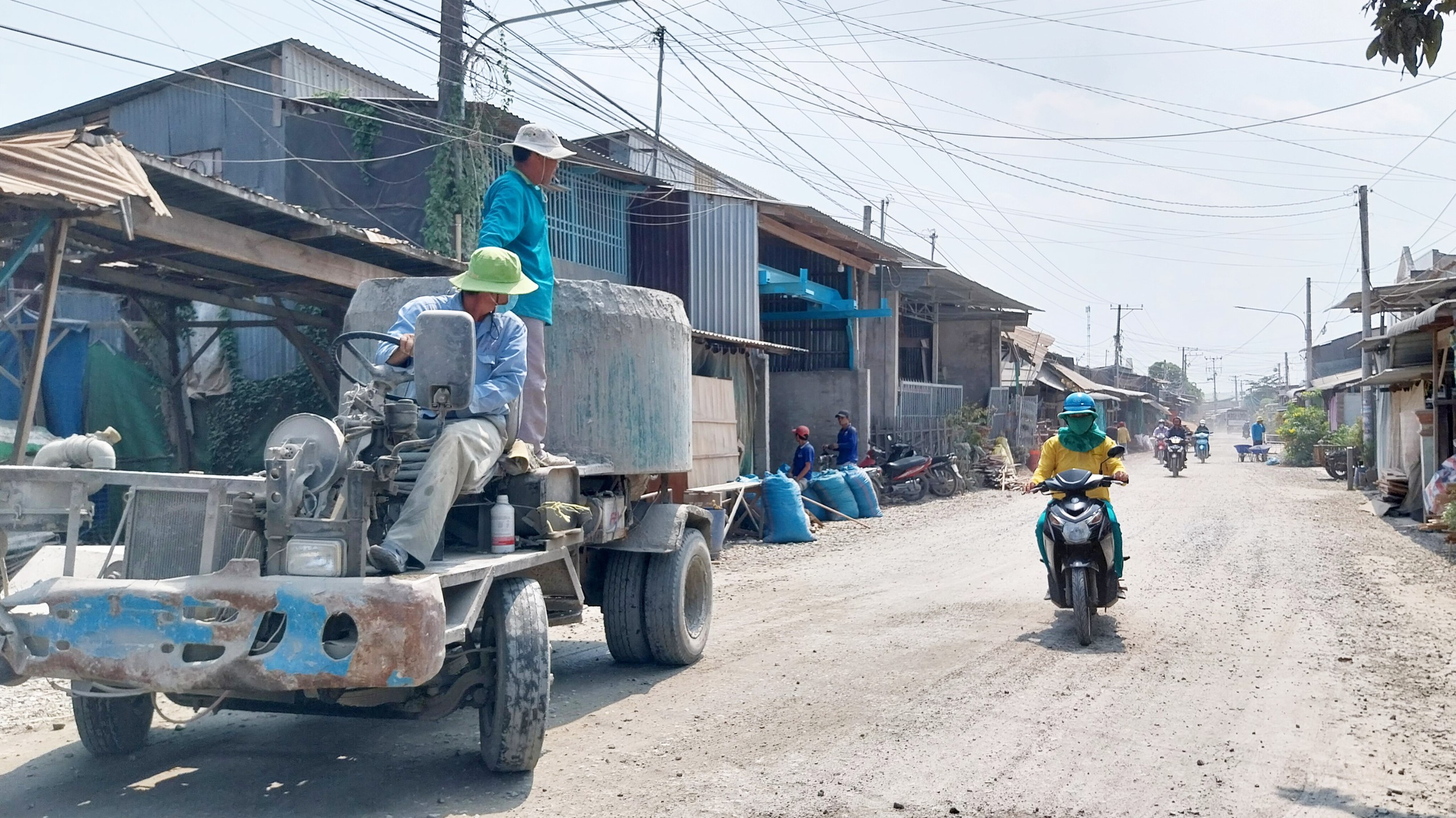 Chủ đầu tư đường thi c&ocirc;ng g&acirc;y bụi ở An Giang mong người d&acirc;n th&ocirc;ng cảm- Ảnh 1.