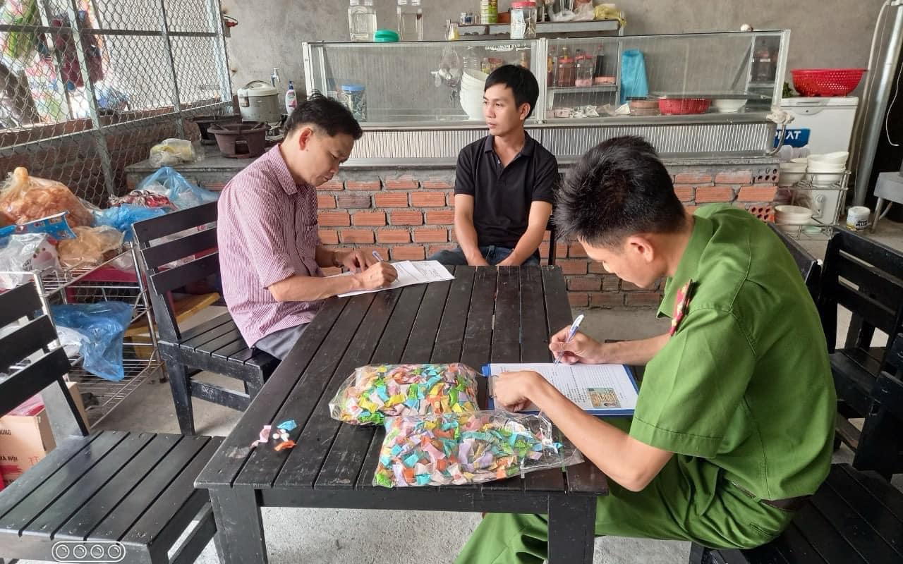 Ăn kẹo lạ b&agrave;y b&aacute;n trước cổng trường, 30 học sinh n&ocirc;n &oacute;i