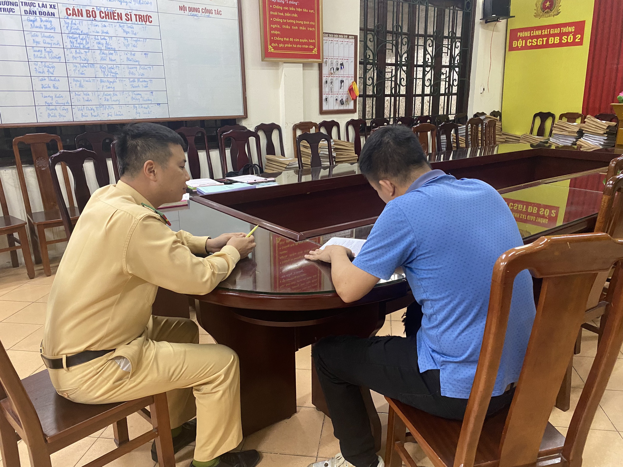 Triệu tập, xử l&yacute; t&agrave;i xế &ocirc; t&ocirc; quay đầu xe chạy ngược chiều khi thấy chốt nồng độ cồn- Ảnh 1.