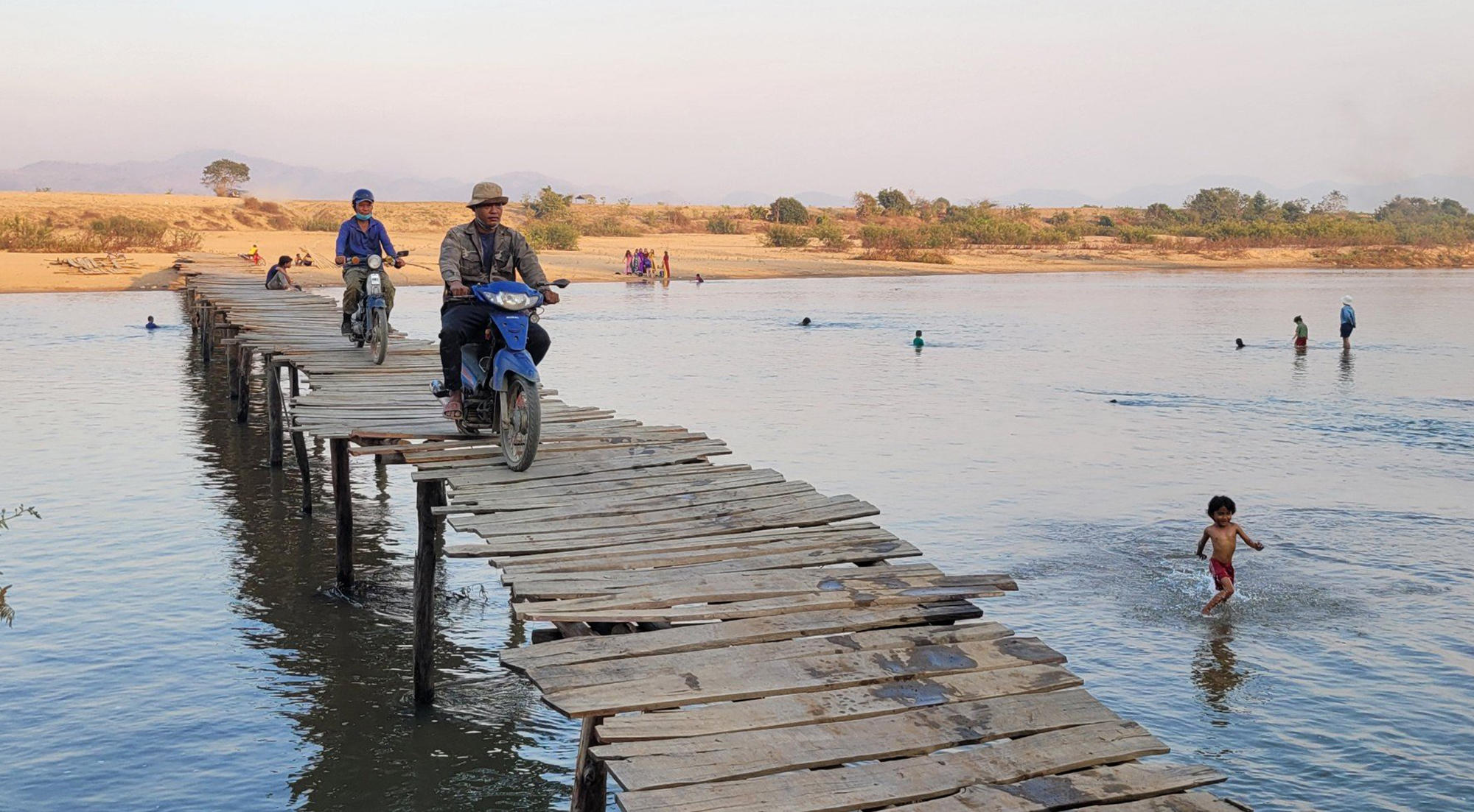 Lão nông làm cầu giúp dân qua sông Ba mùa cạn- Ảnh 1. Lão nông làm cầu giúp dân qua sông Ba mùa cạn- Ảnh 1.