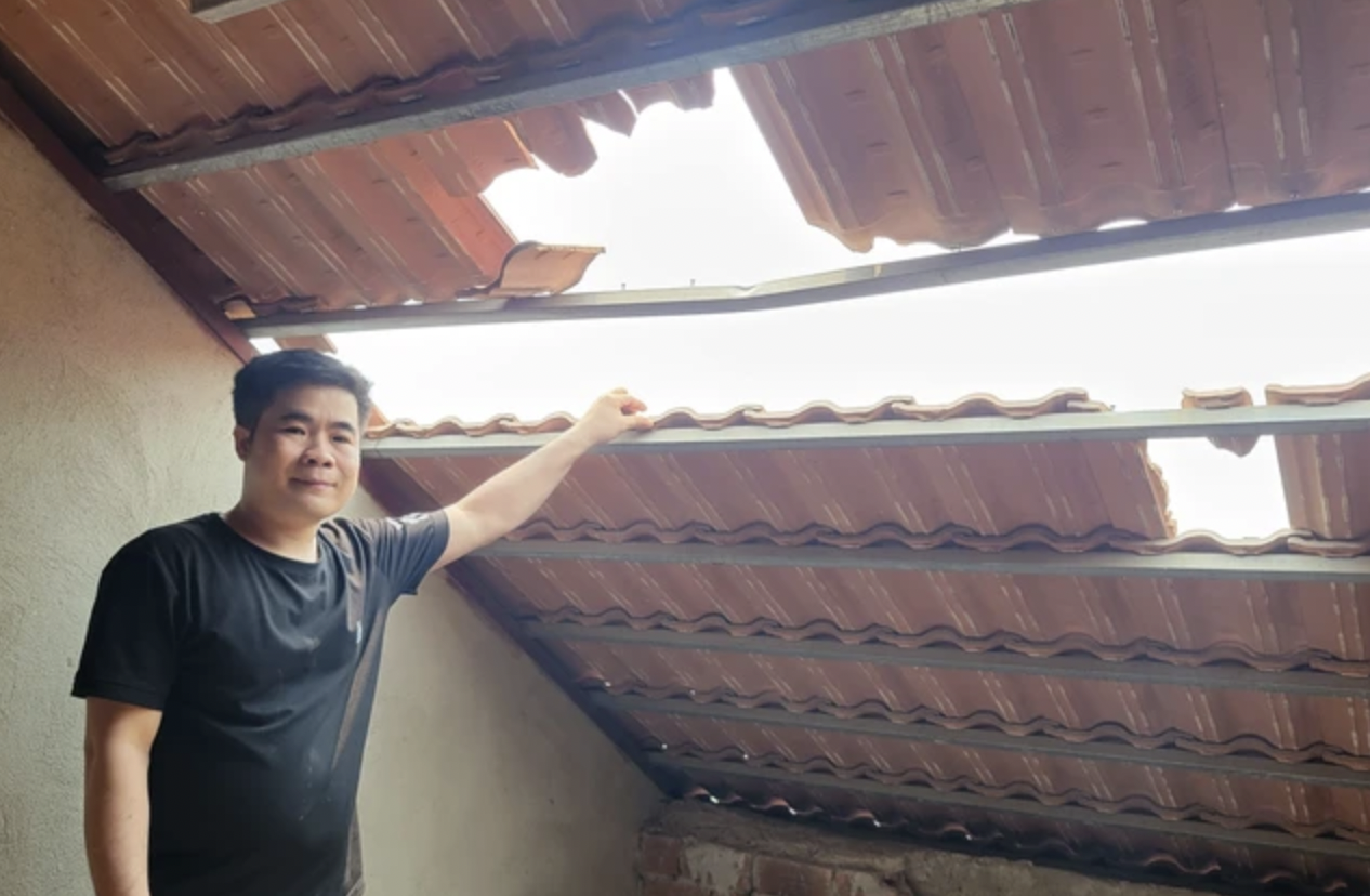 Nổ m&igrave;n khai th&aacute;c đ&aacute; khiến h&agrave;ng chục nh&agrave; d&acirc;n bị vỡ ng&oacute;i, thủng m&aacute;i t&ocirc;n- Ảnh 3.